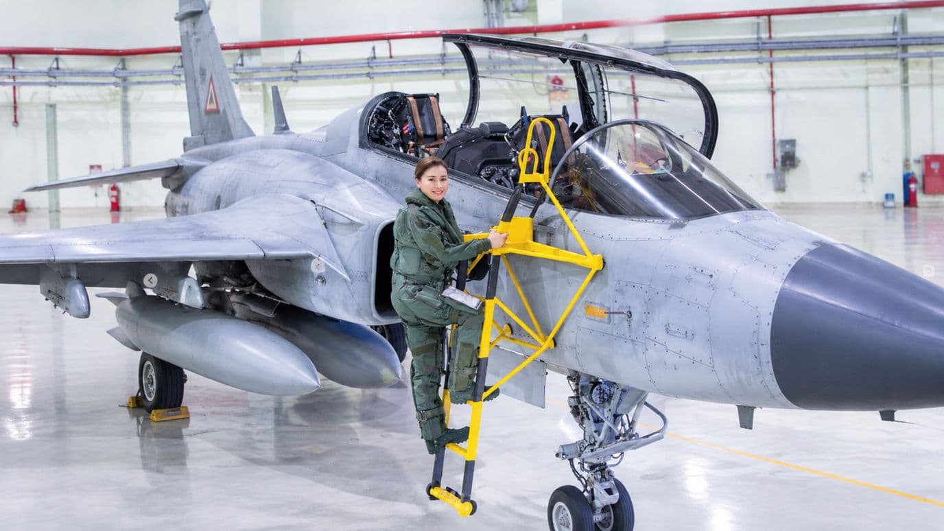 ¿Quién Es Suthida, Reina Tailandia que Voló un Avión de Combate?