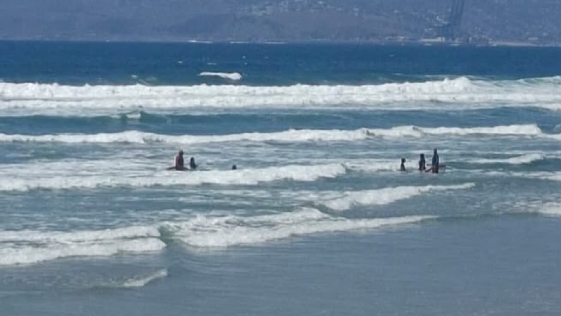 Rescatan a Cuatro Personas Atrapadas por Corriente de Retorno en Playa Cactus, Ensenada