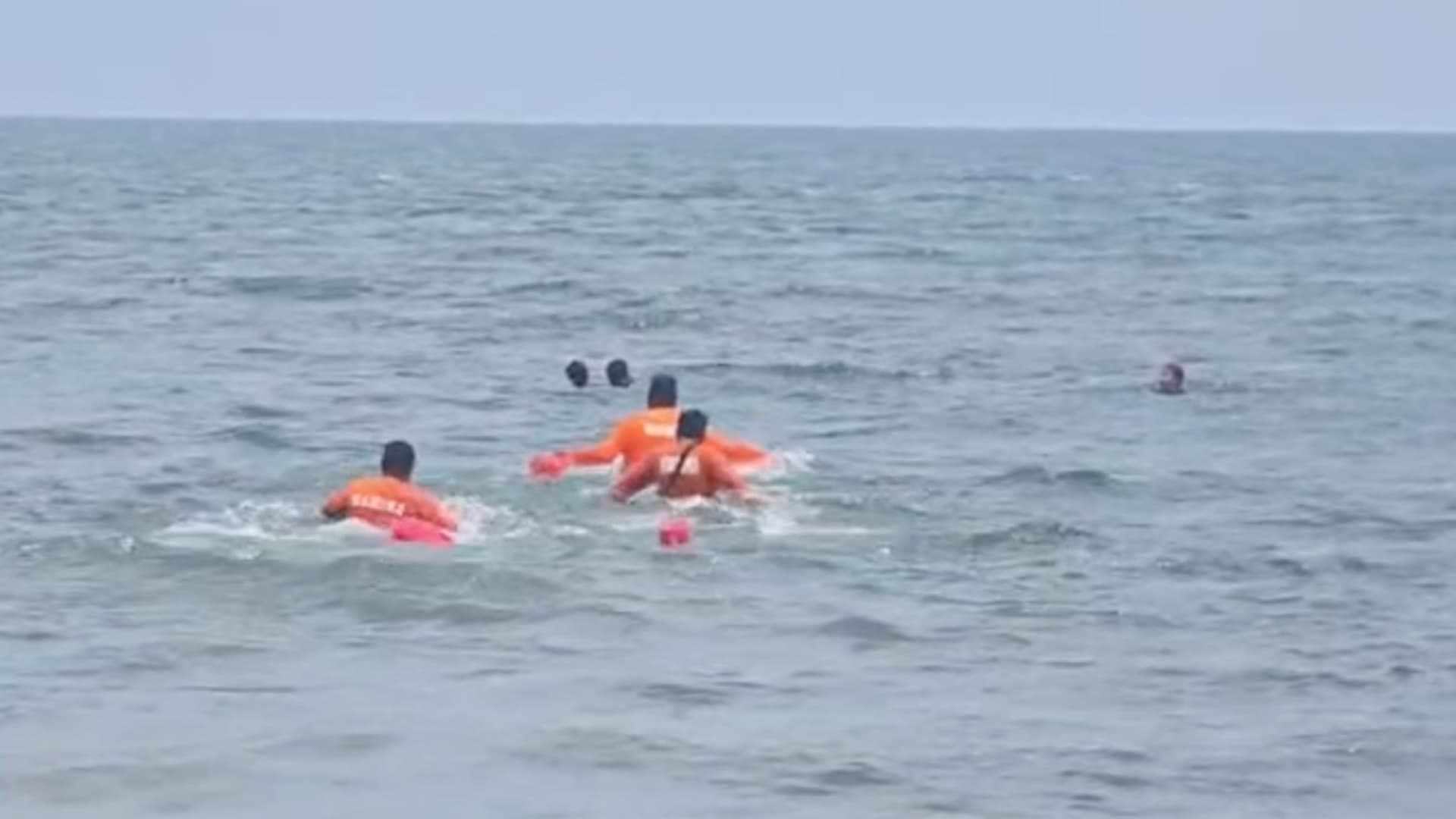 Dos Menores son Rescatados en Playa Chachalacas tras No Poder Salir del Mar