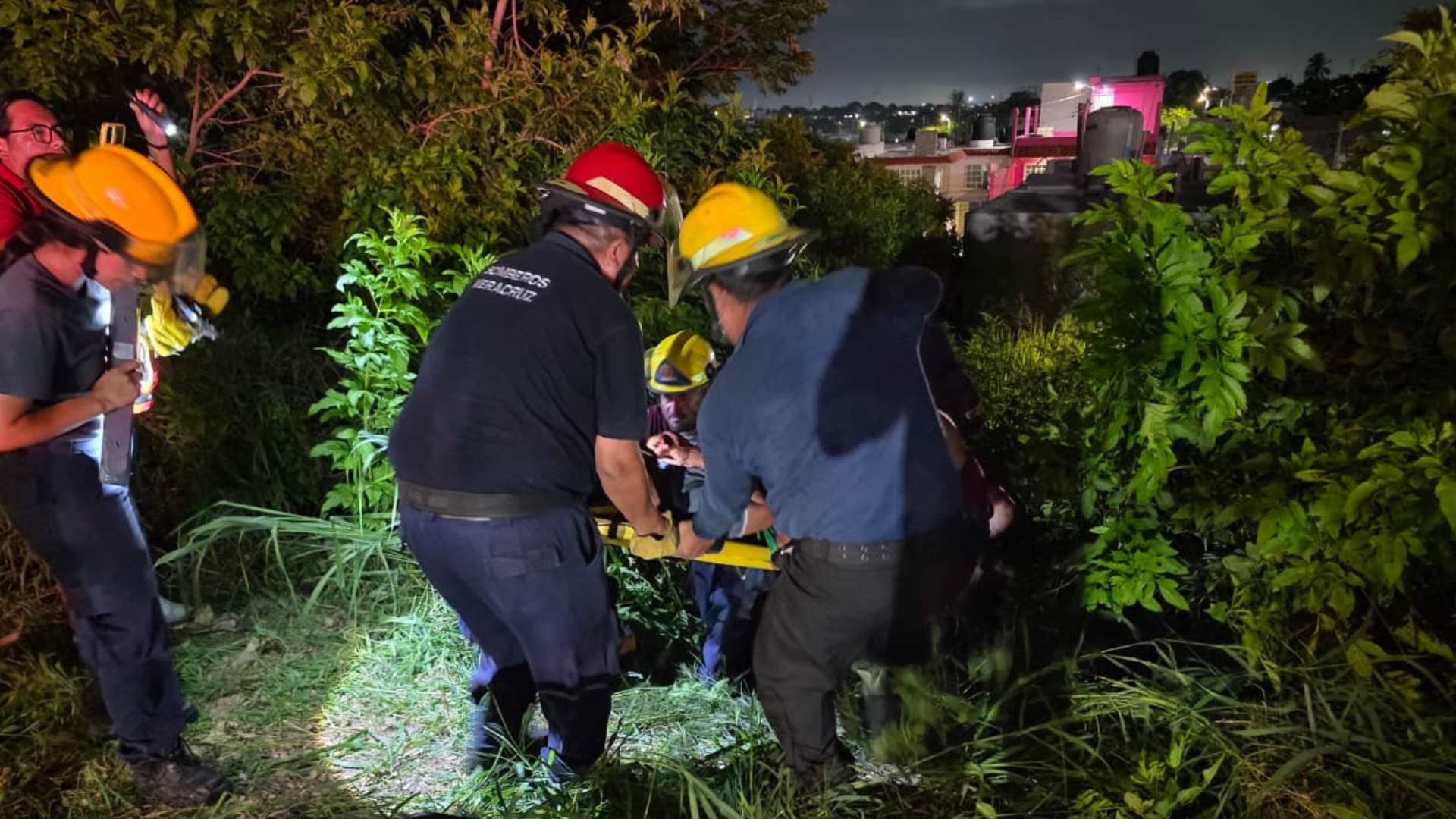Rescatan a un adulto mayor de caer a un barranco presentó lesiones en la cabeza en Veracruz
