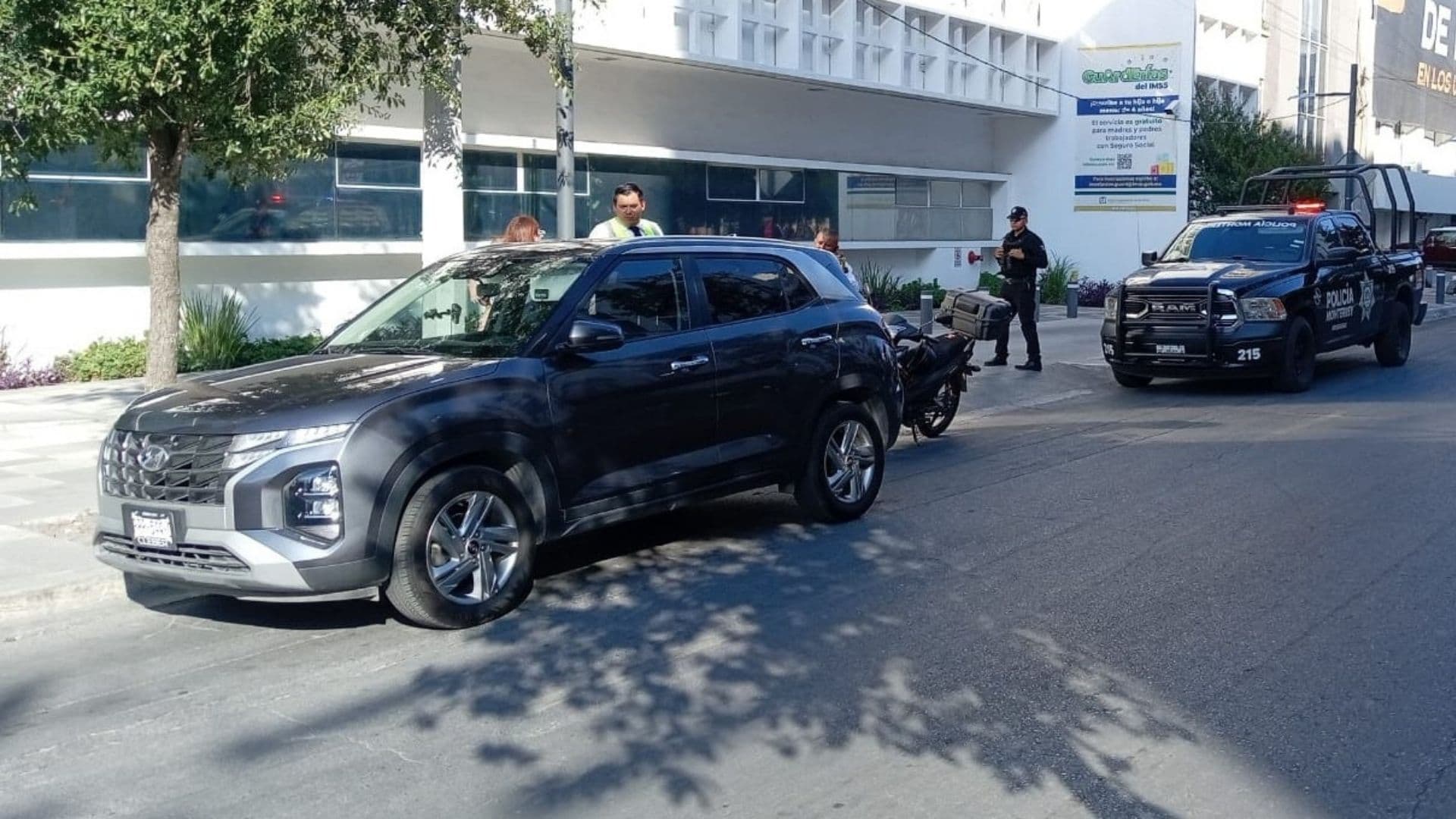 Rescatan a Bebé tras Quedar Encerrado Dentro de Camioneta en Monterrey, Nuevo León