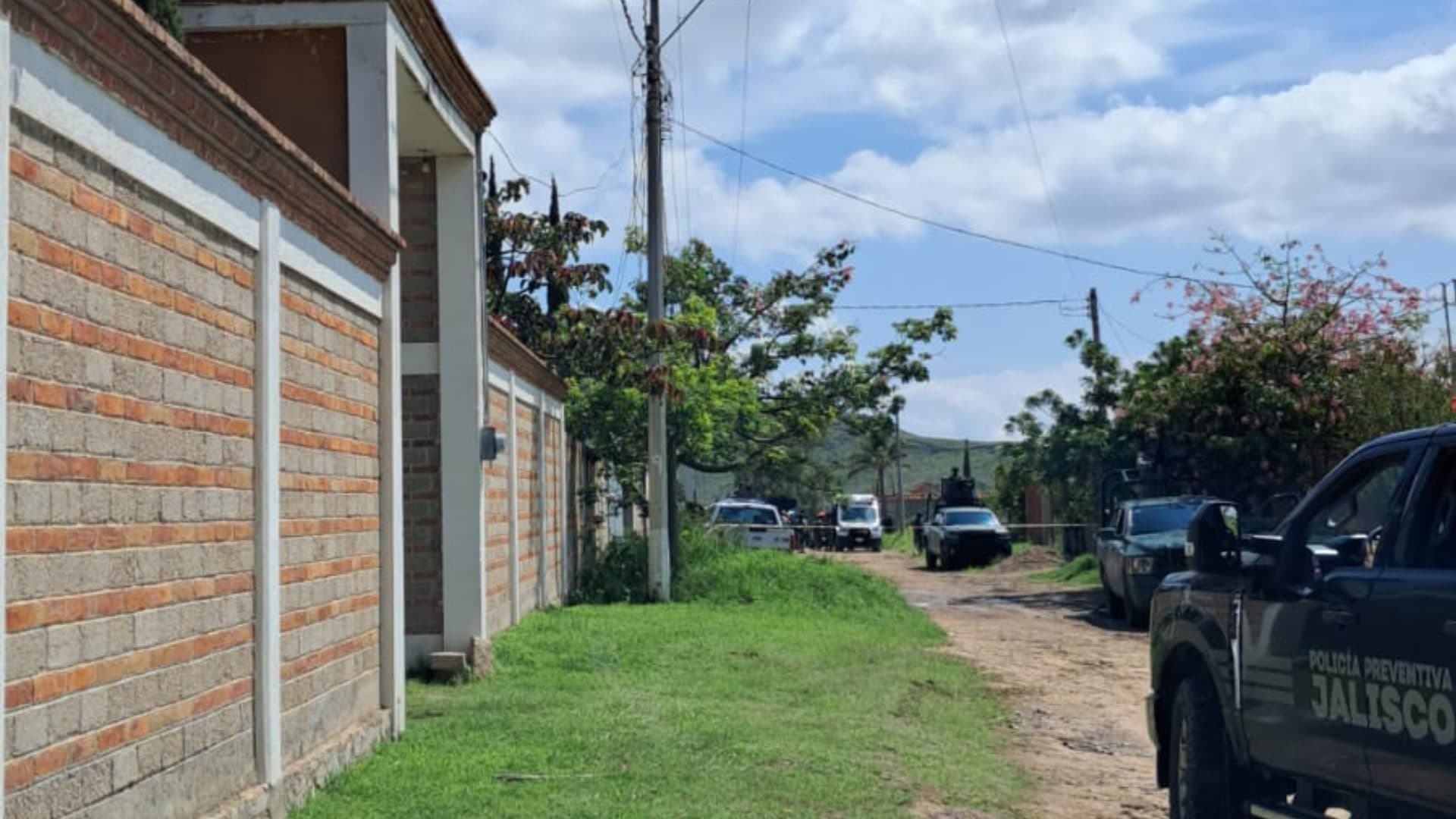 Rescatan a cuatro personas de una finca en Zapopan.
