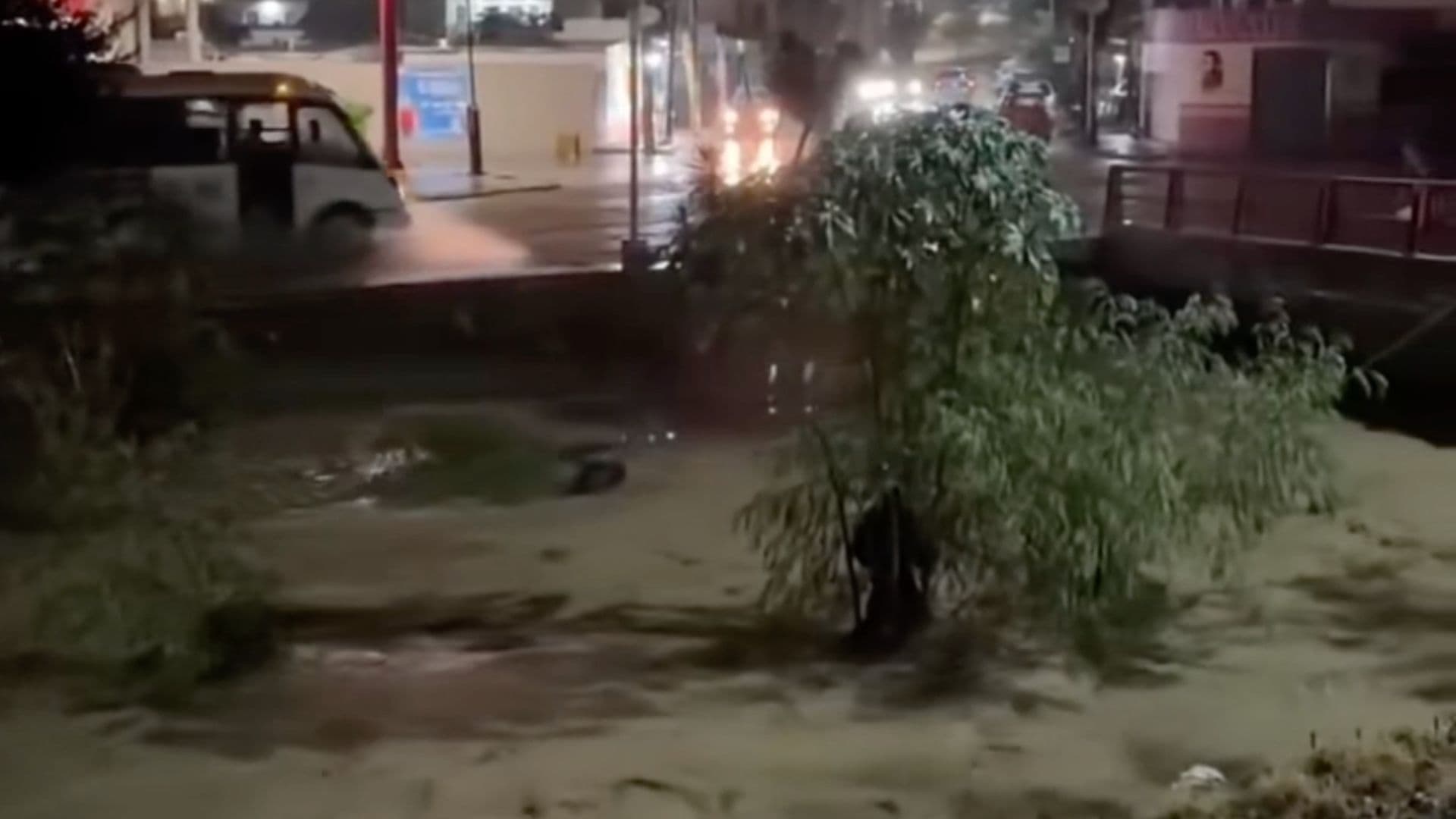 Vecinos rescatan a hombre atrapado en arroyo en García