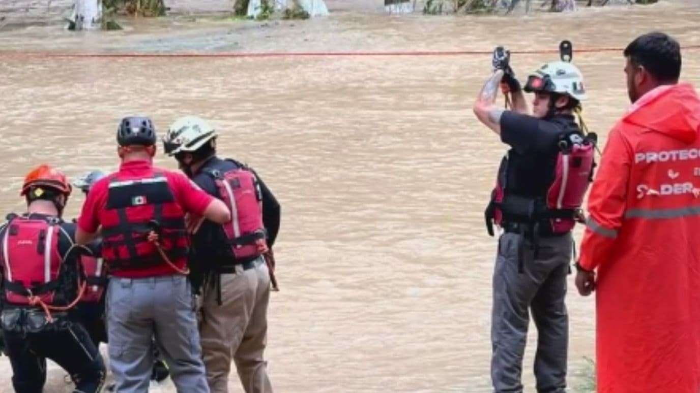 Mujer fue rescatada de corriente de río.