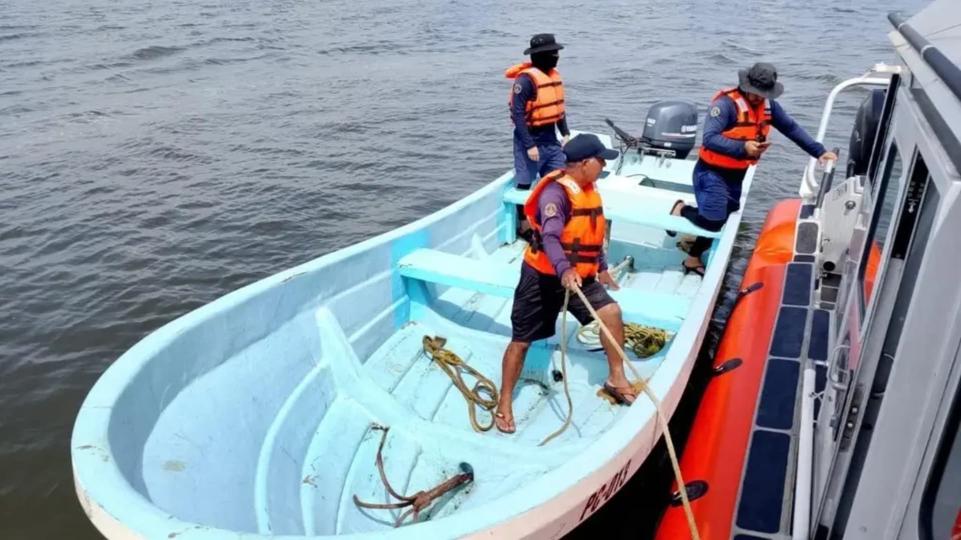 Rescatan a Tres Personas en Boca del Río; Su Embarcación Recreativa Presentó una Falla Mecánica