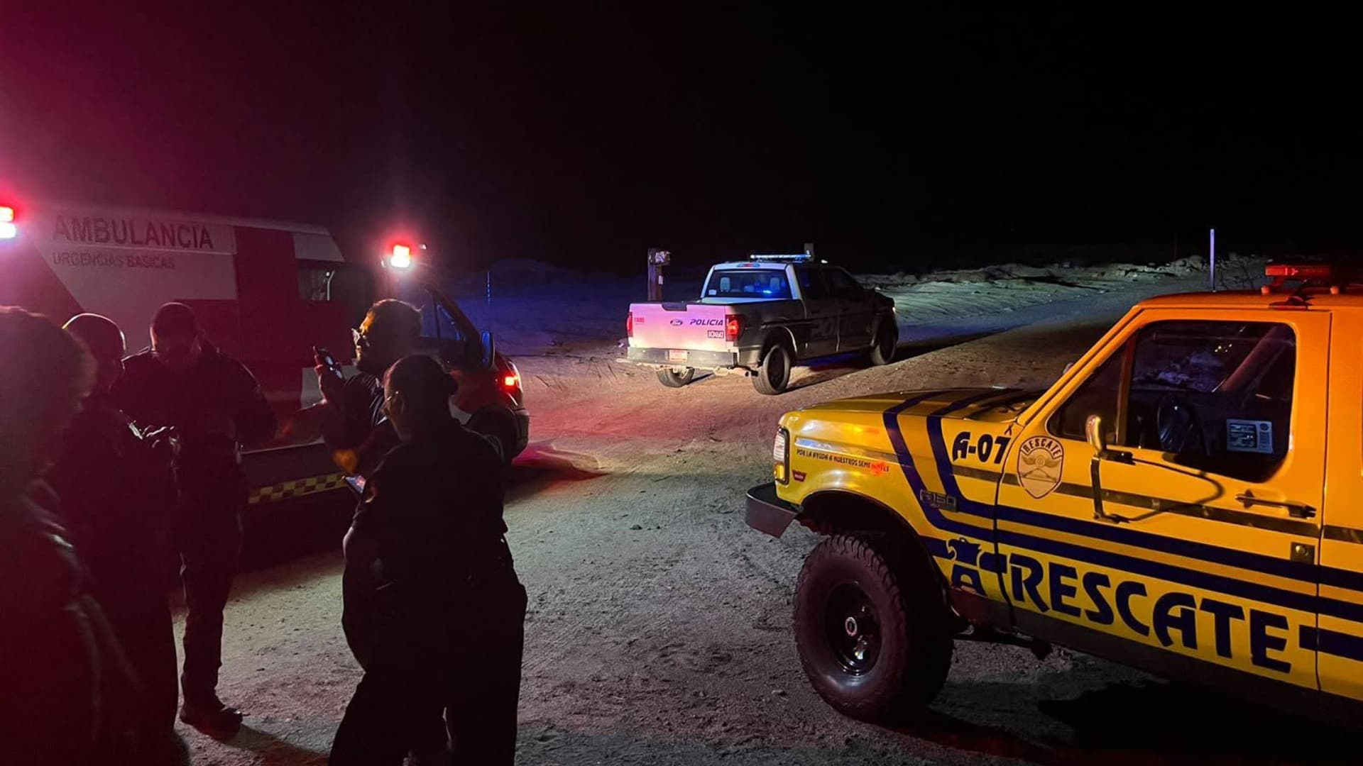 Rescatan a Cuatro Personas y Hallan a Joven Herido en Zona Desértica de Mexicali, BC