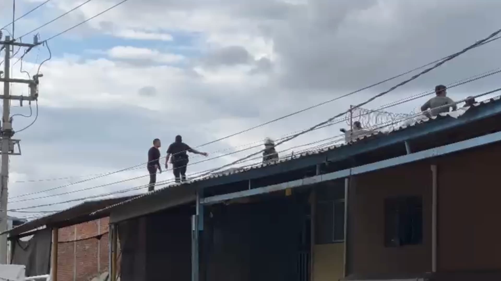 Hombre en crisis es asegurado tras intentar escapar trepando azoteas en Amozoc