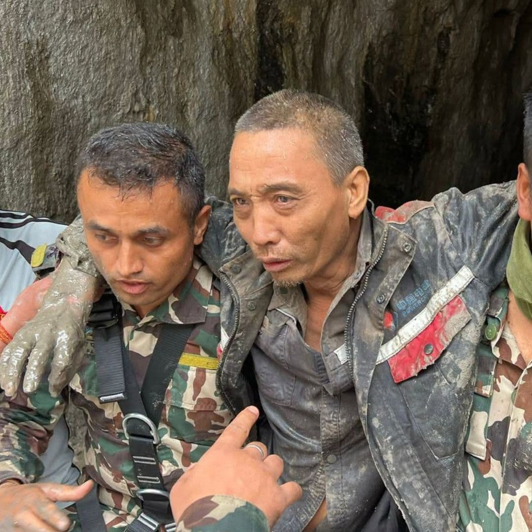Rescatan a Mujer y a Ciudadano Chino Atrapados en una Casa y un Túnel en Nepal