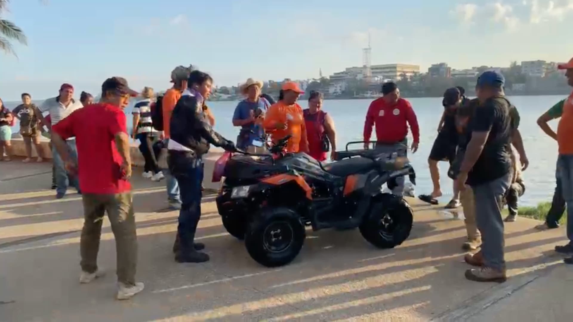 Rescatan a Dos Personas que Cayeron al Río Coatzacoalcos, Veracruz; Viajaban en Cuatrimoto