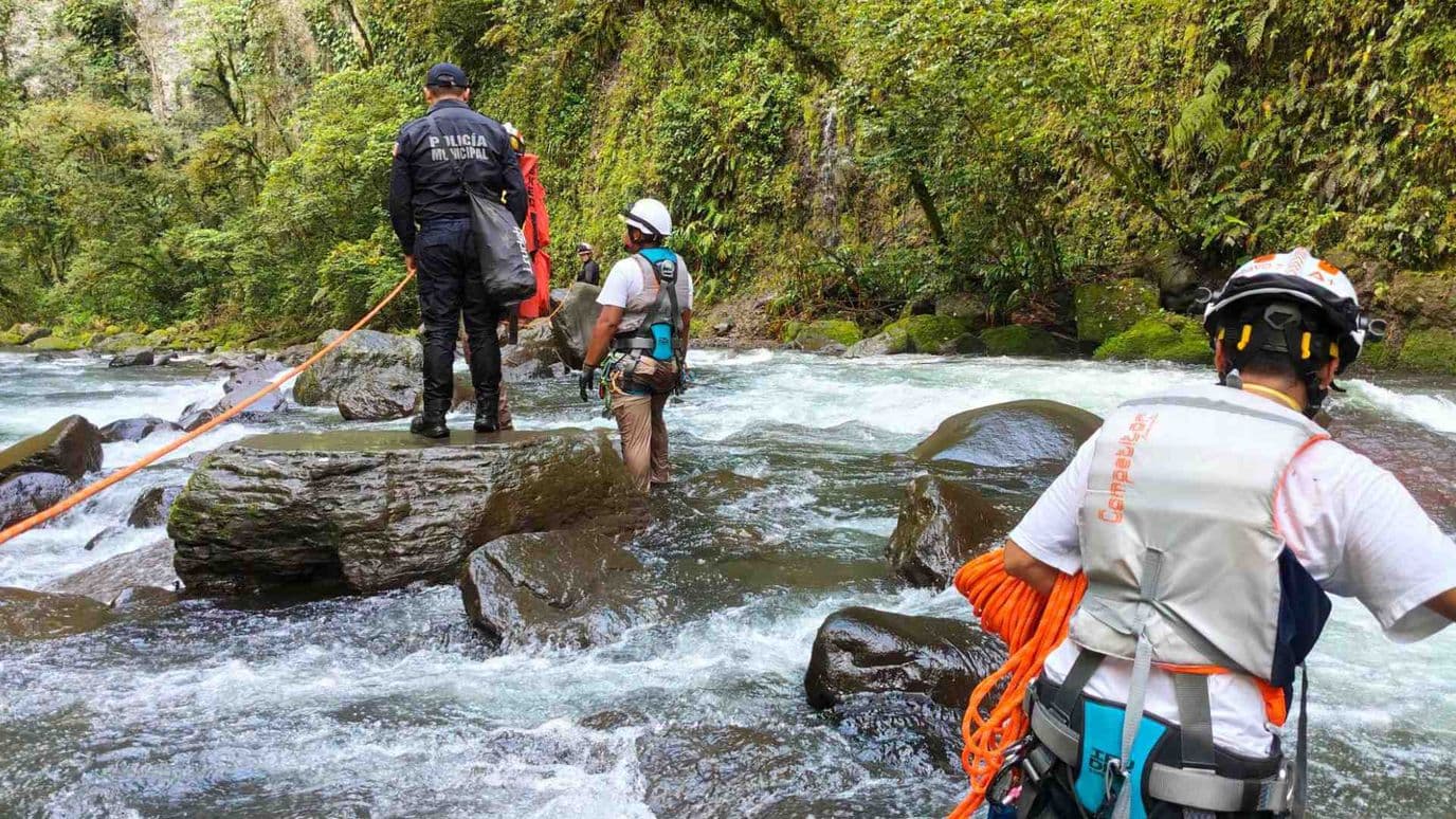 Bomberos y rescatistas recuperan un cuerpo en el río Texolo tras 6 horas de maniobras. Las condiciones extremas complicaron la operación