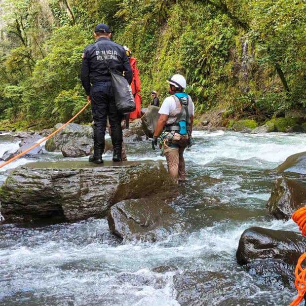 Rescatan Cuerpo Tras 6 Horas de Maniobras en Cascada de Veracruz