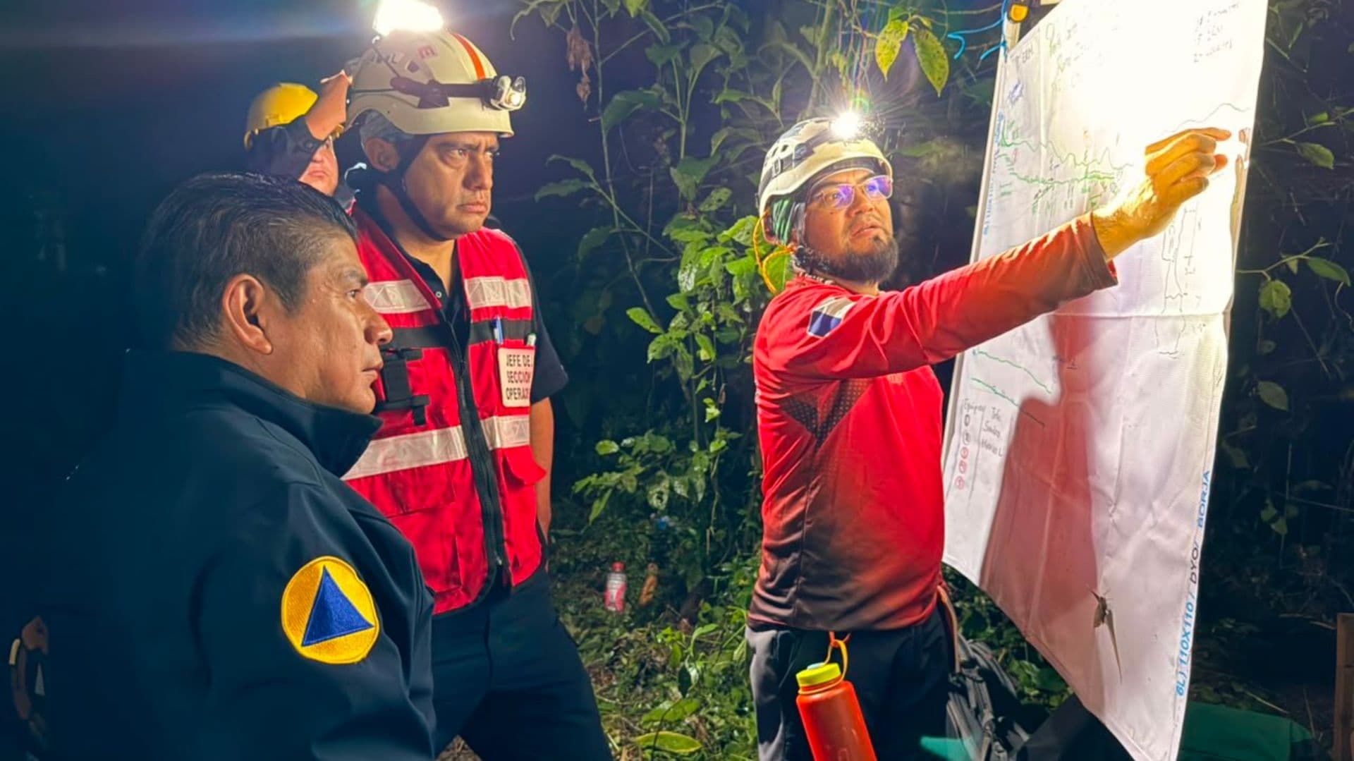 Labores de búsqueda en la Gruta Chichicazapan del municipio de Cuetzalan del Progreso