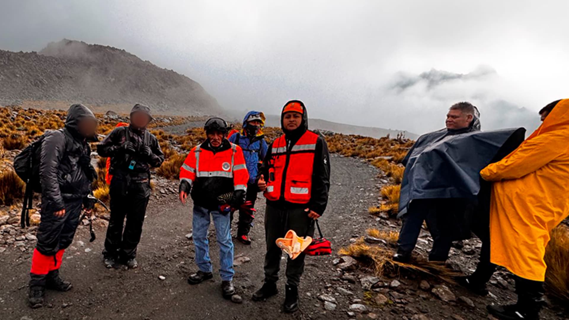 Tres Montañistas Rescatados Extraviados Volcán Citlaltépetl Atzitzintla Puebla