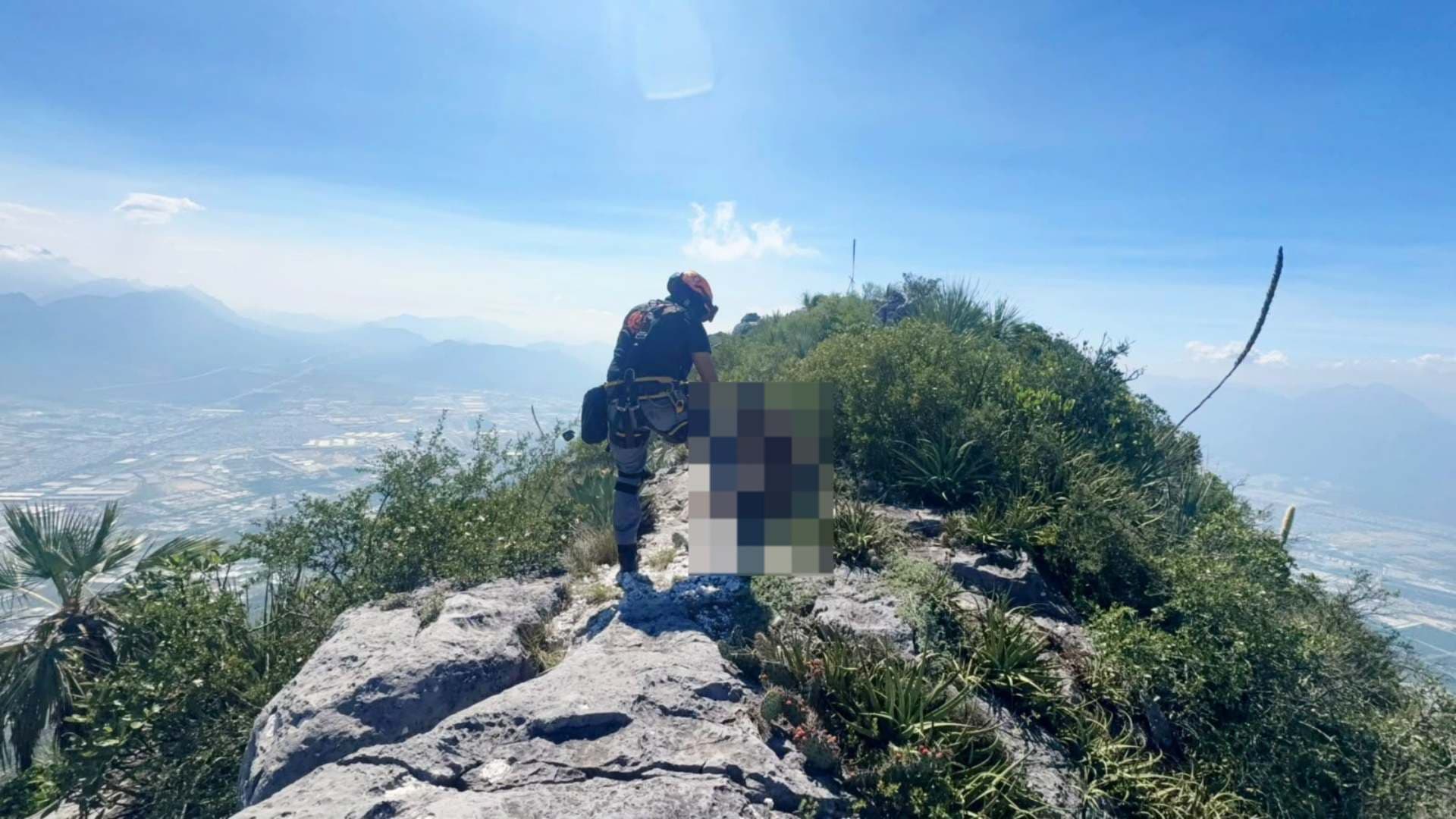 Autoridades rescataron a una mujer del cerro de las Mitras