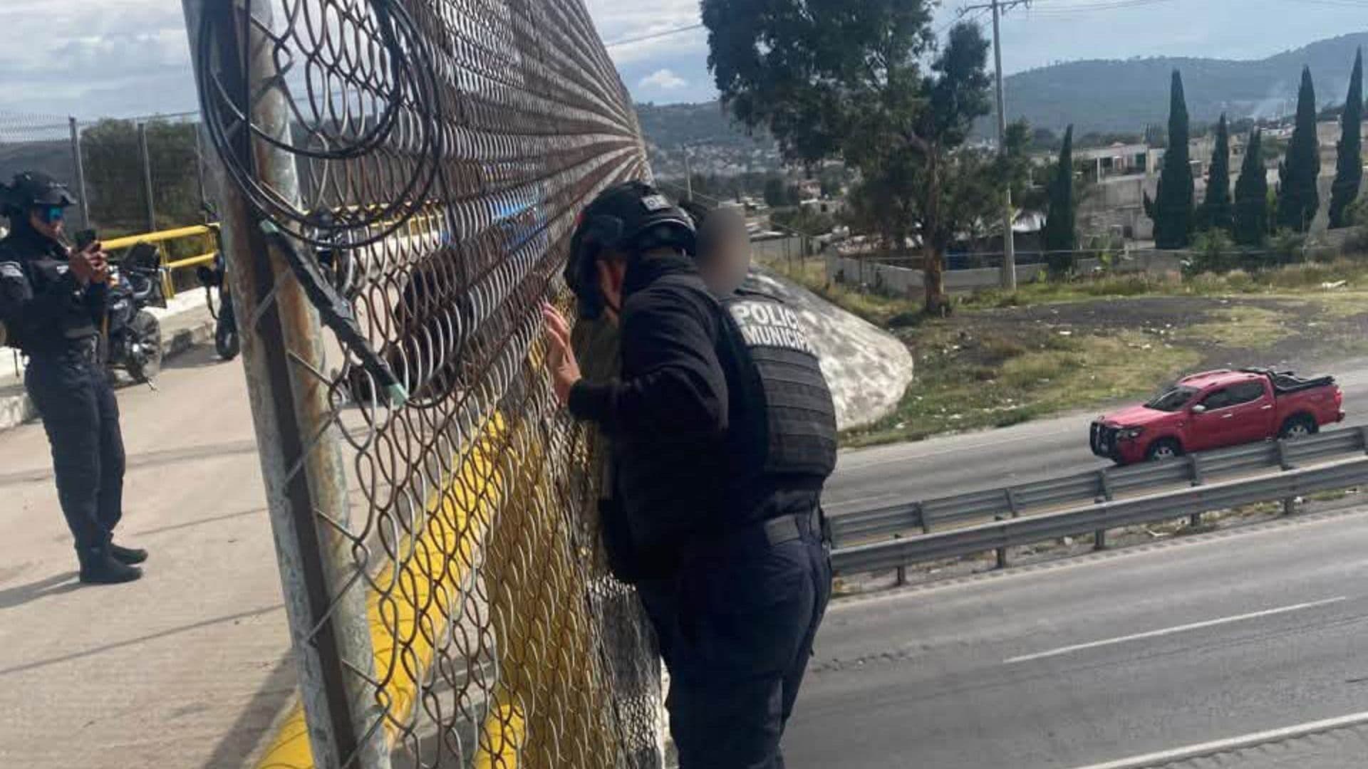 La mujer estuvo a punto de caer más de 10 metros de altura.