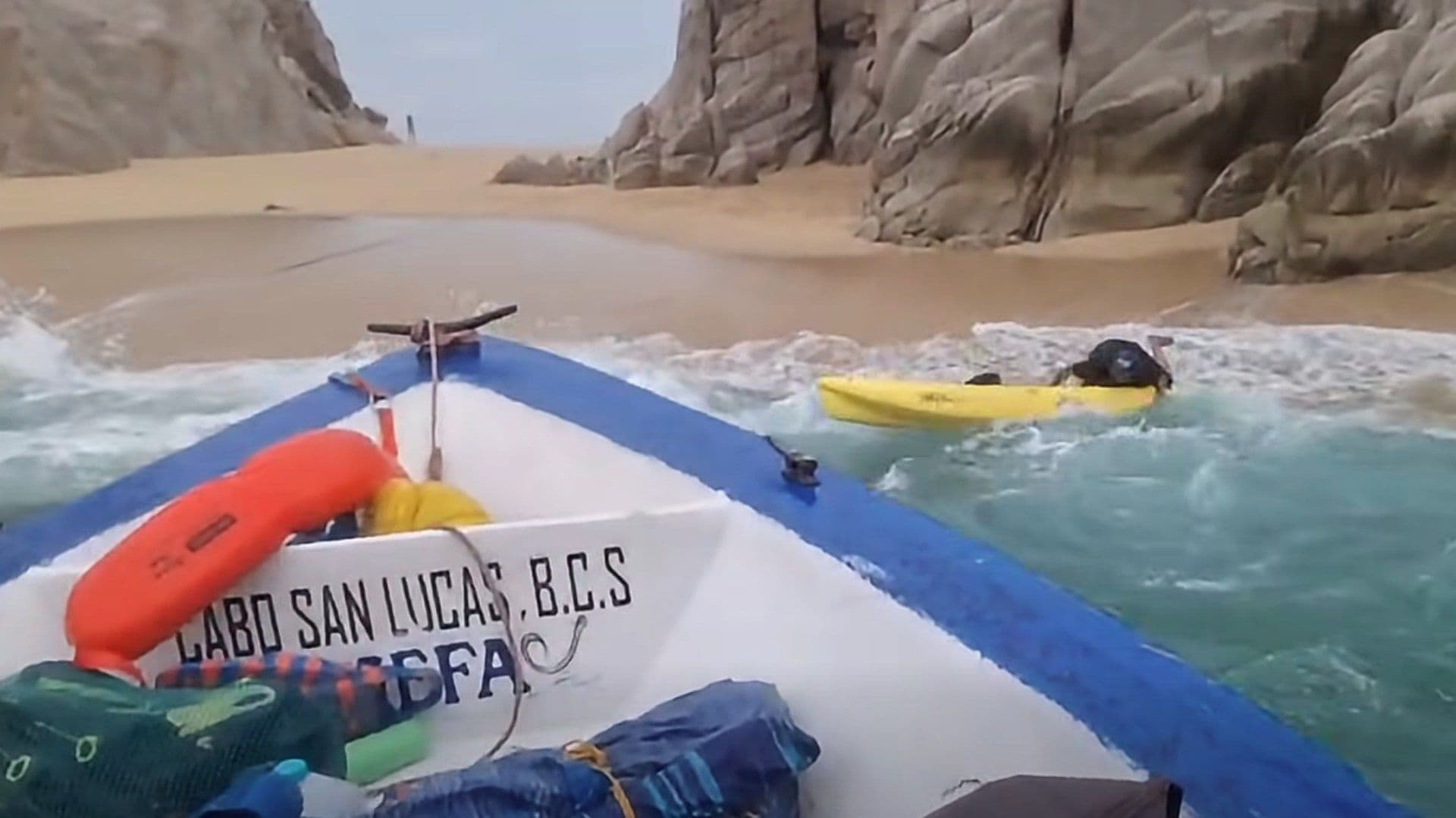 Rescate de personas varadas en Los Cabos, Baja California Sur. Foto: Facebook @zofematloscabos