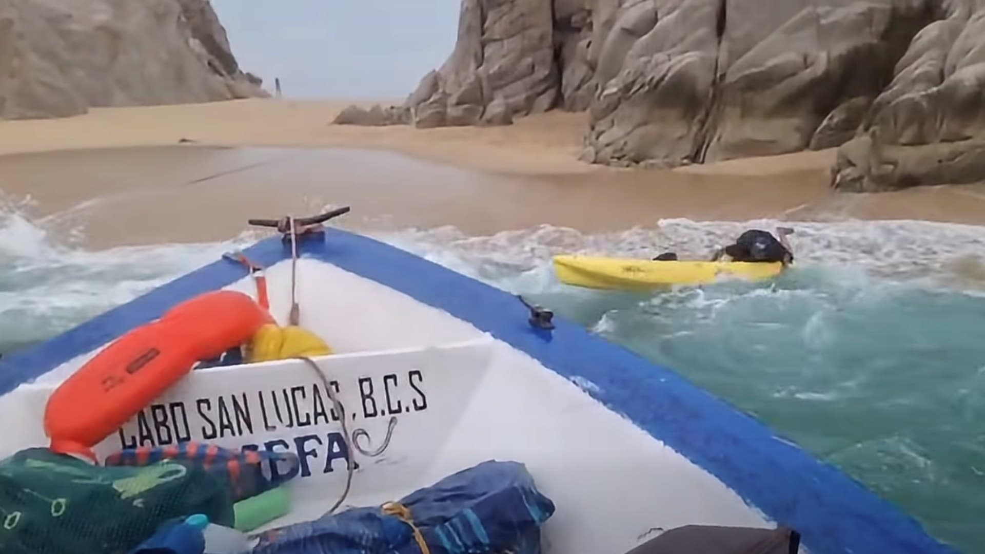Rescate de personas varadas en Los Cabos, Baja California Sur. Foto: Facebook @zofematloscabos