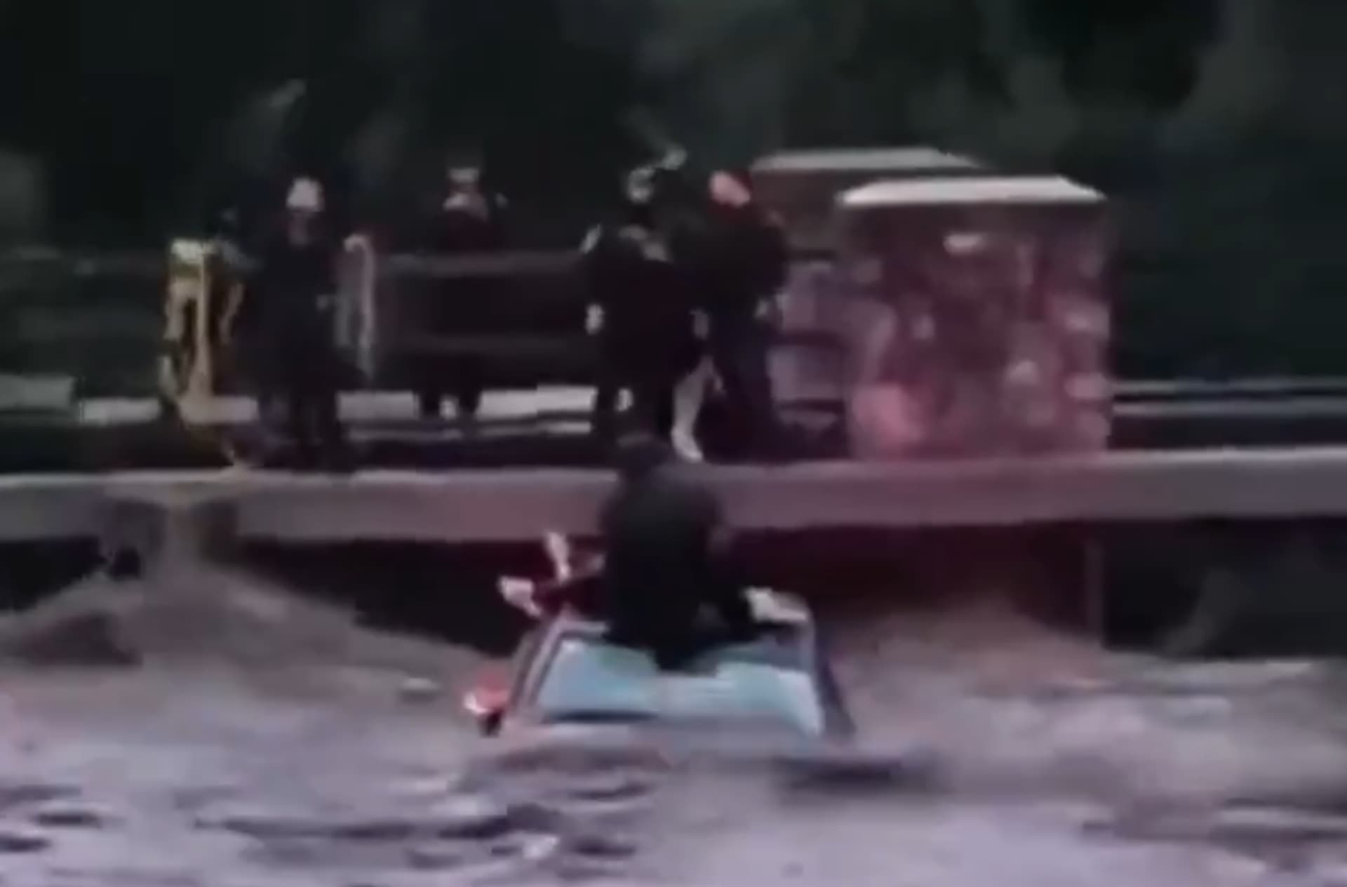 Así rescataron a dos personas del coche rojo.