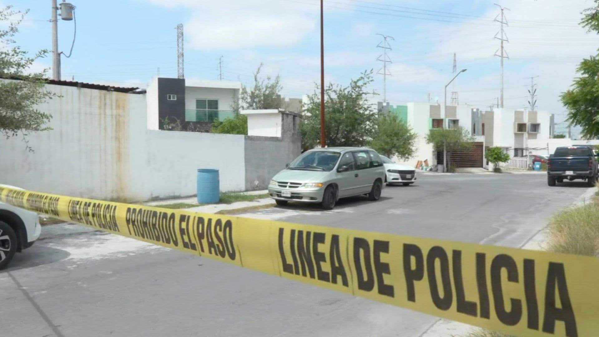 Acordonan calle por robo a familia en Apodaca