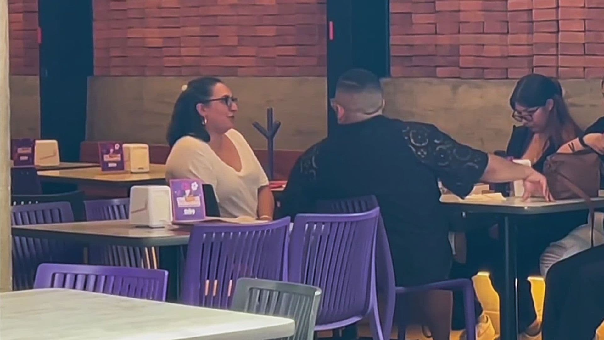 Comensales en un restaurante de la CDMX con poca afluencia de clientes.