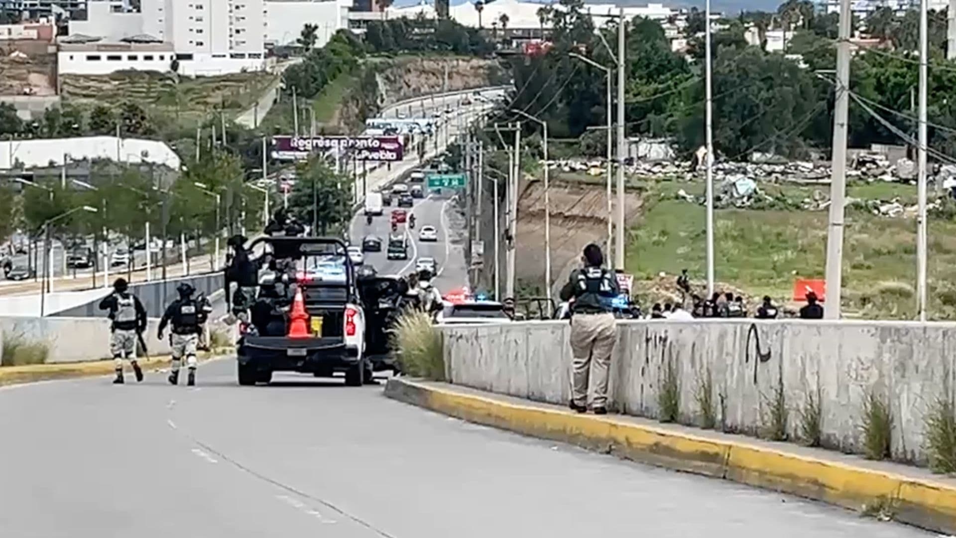 Movilización policial en el lateral del Periférico Ecológico.