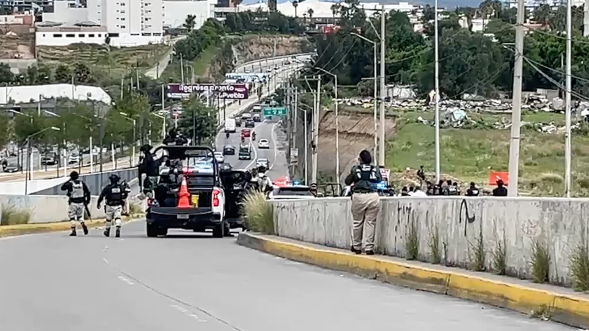 Movilización policial en el lateral del Periférico Ecológico.