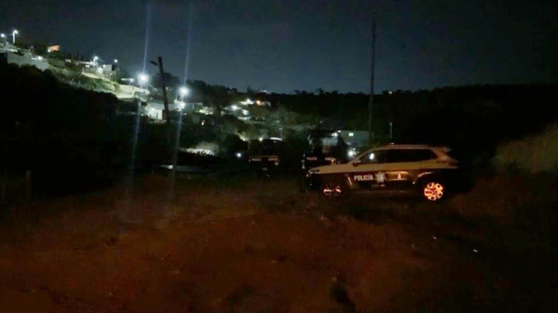 Policías resguardan hallazgo de restos humanos en San Diego Chalma.