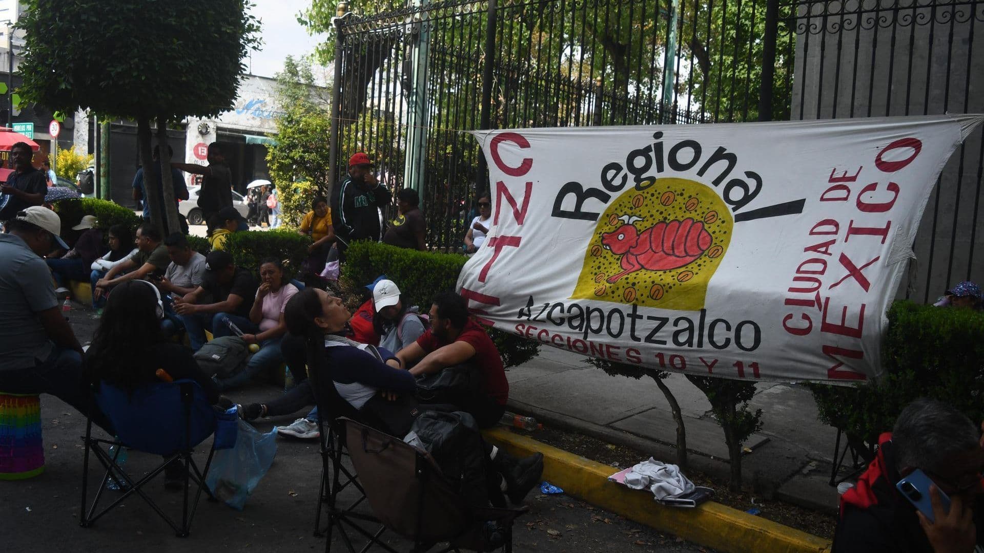 Integrantes de la CNTE en la Segob