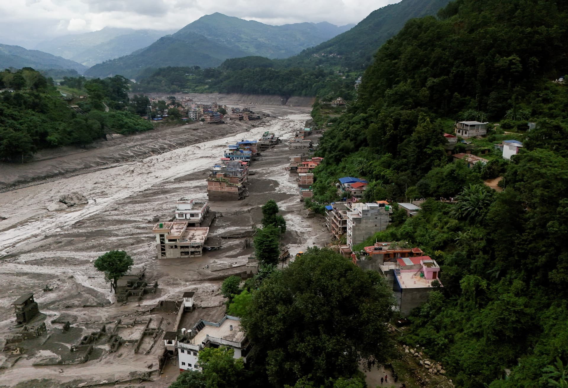 Riada azota varias zonas de Nepal