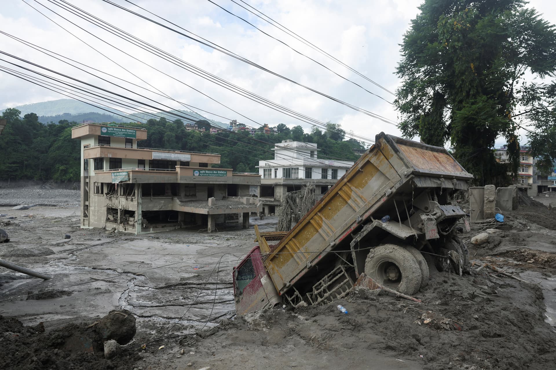 Rescatan a 117 Turistas tras Riada en Nepal