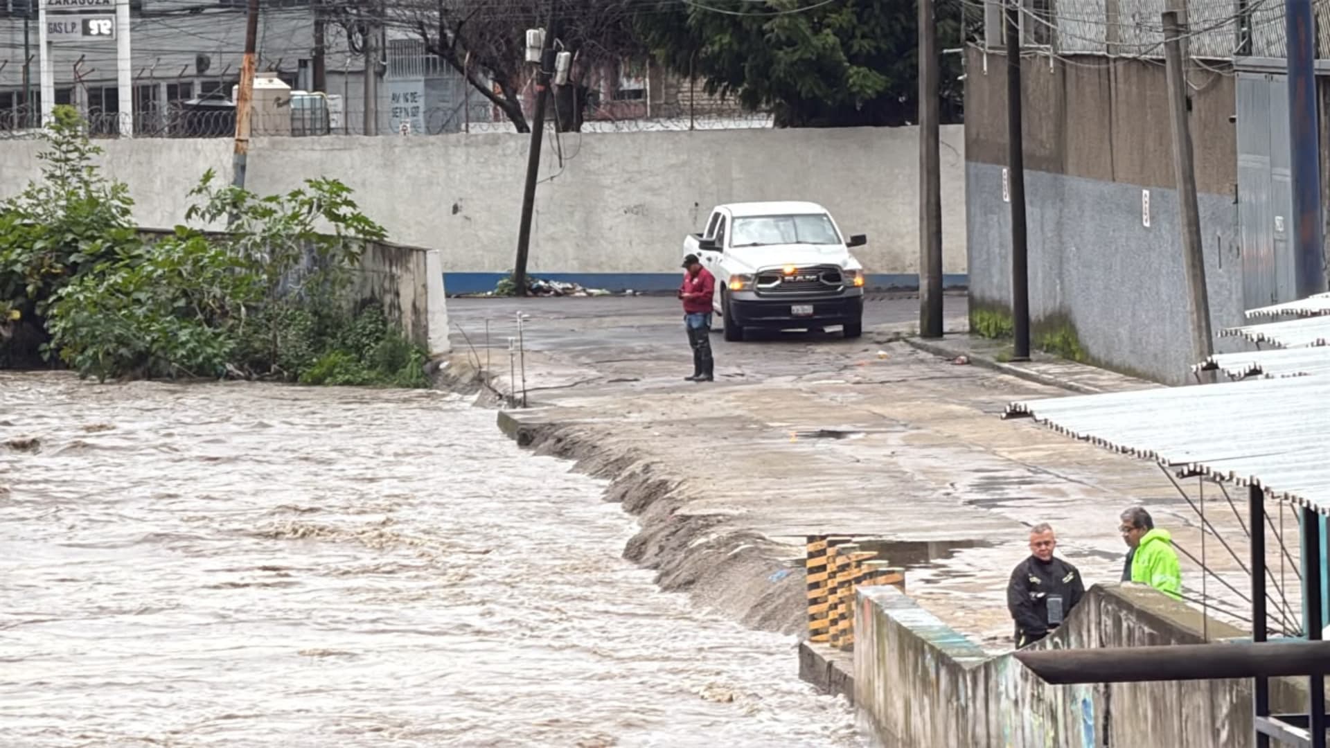 Las autoridades están en alerta ante crecida de Río Hondo en Naucalpan
