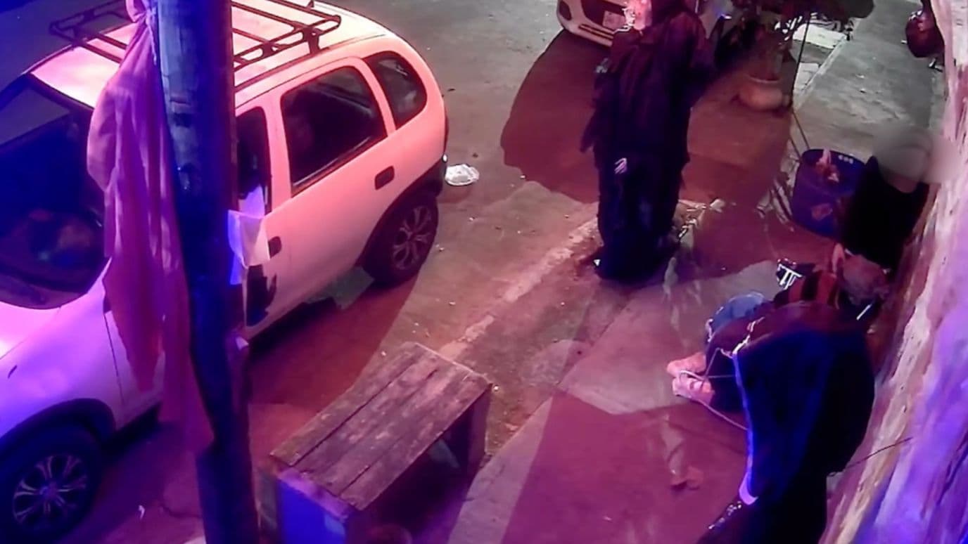 Menor queda grabado llevándose una máscara de Halloween