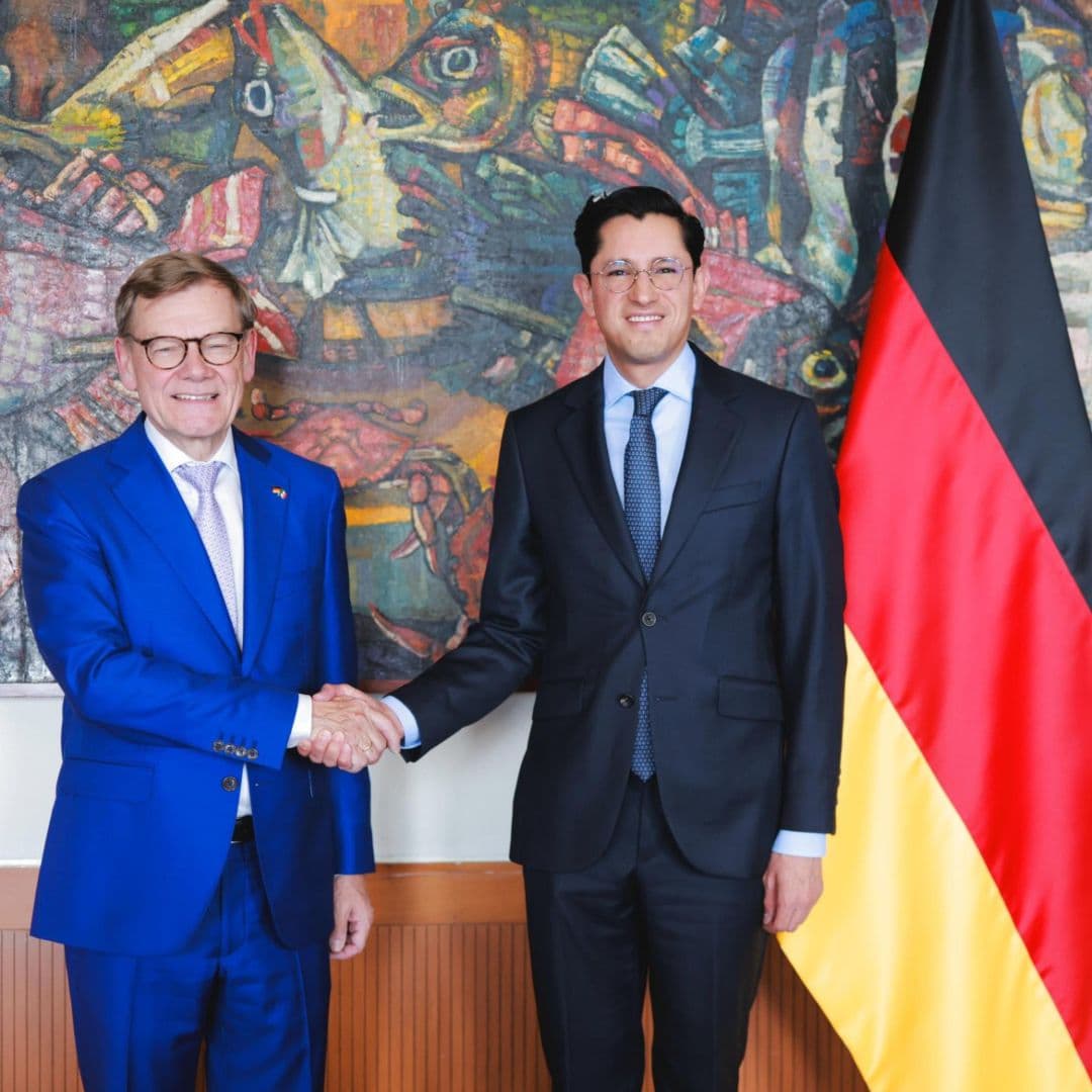Johann Wadephul y Roberto Velasco se saludan
