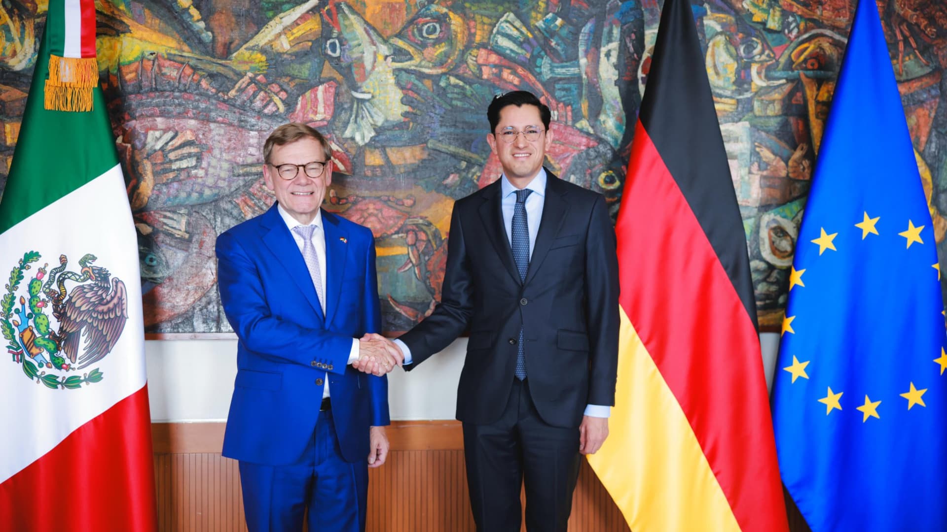 Johann Wadephul y Roberto Velasco se saludan