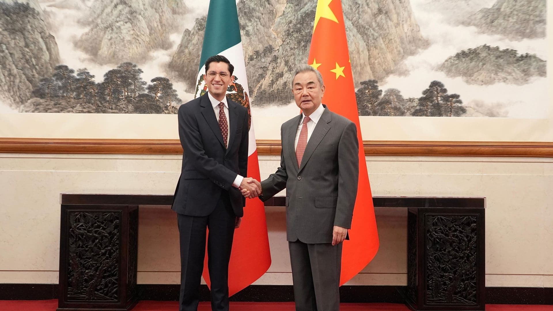 El canciller Roberto Velasco y su homólogo chino Wang Yi