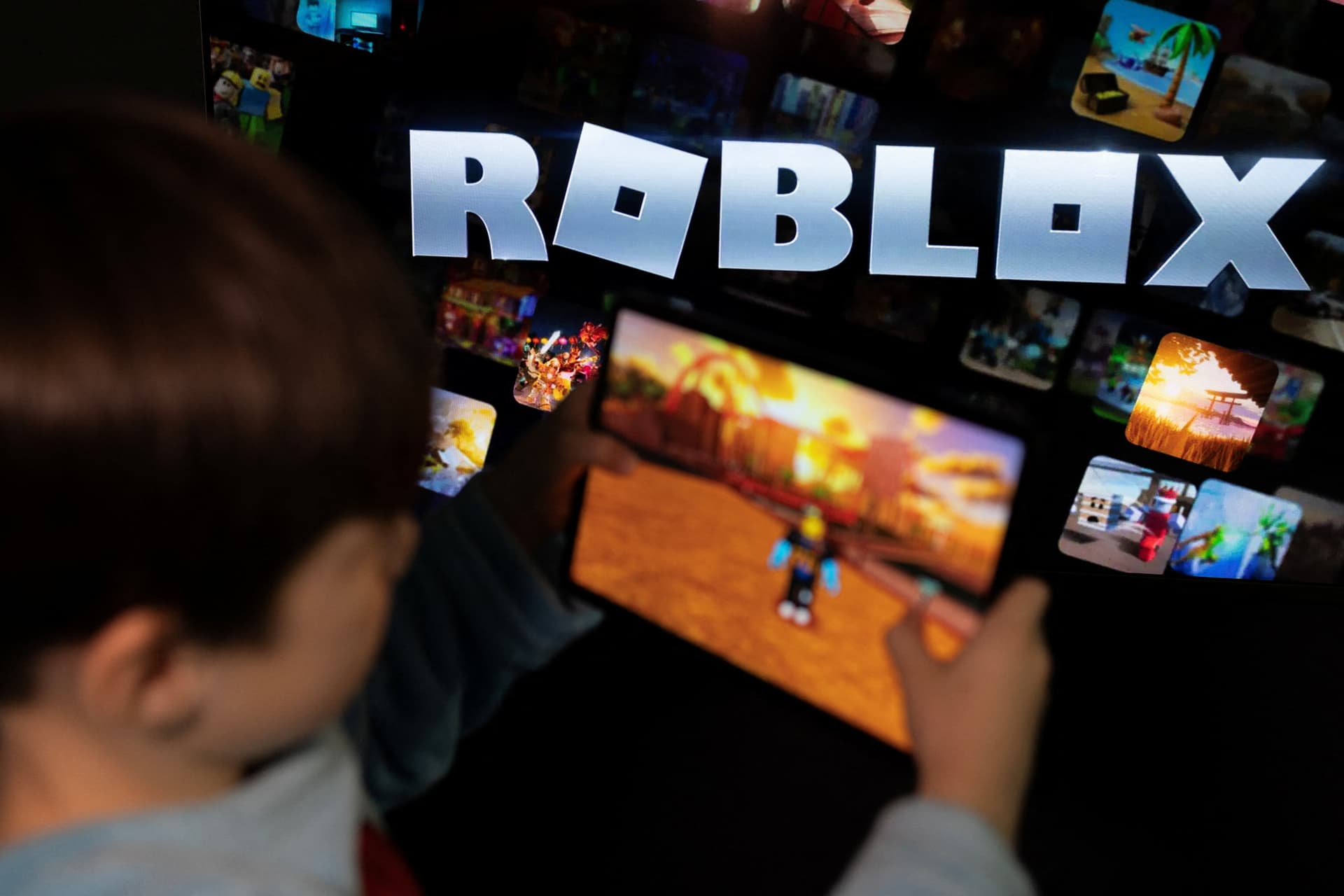 Niño jugando en Roblox