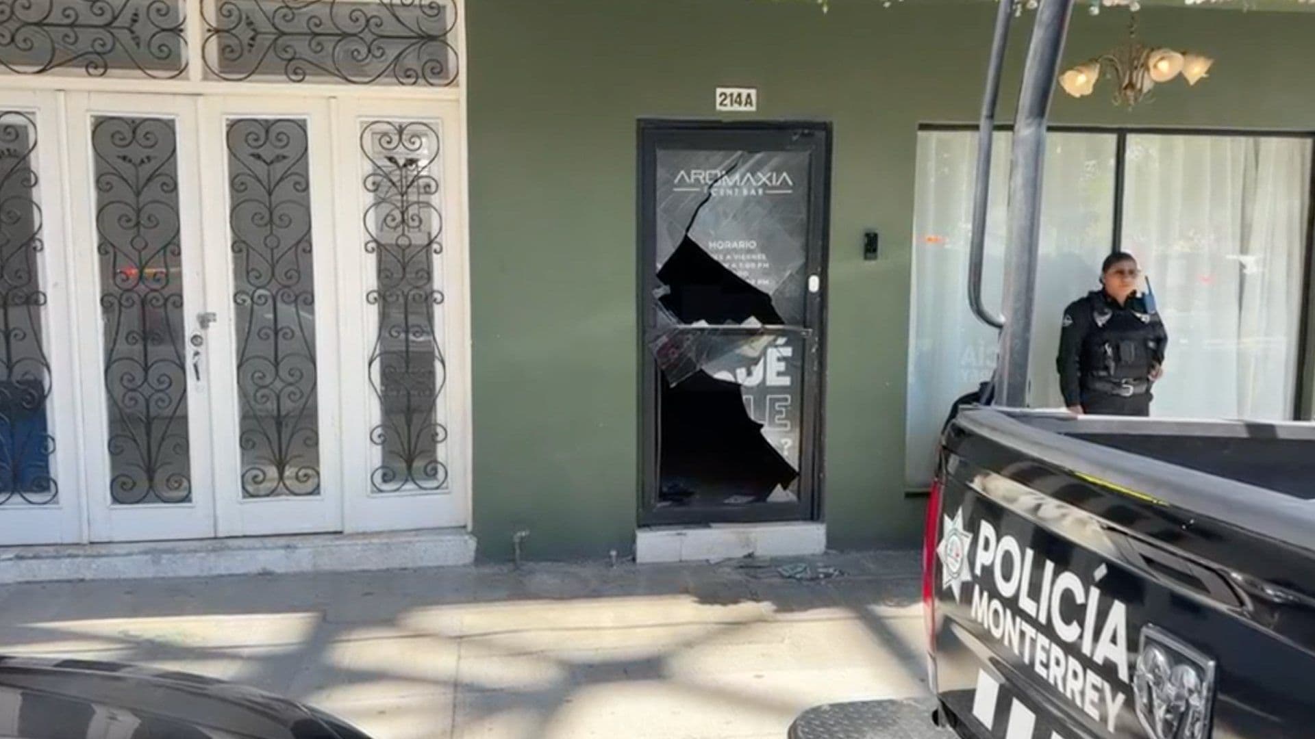 Puerta rota por donde ingresaron los ladrones