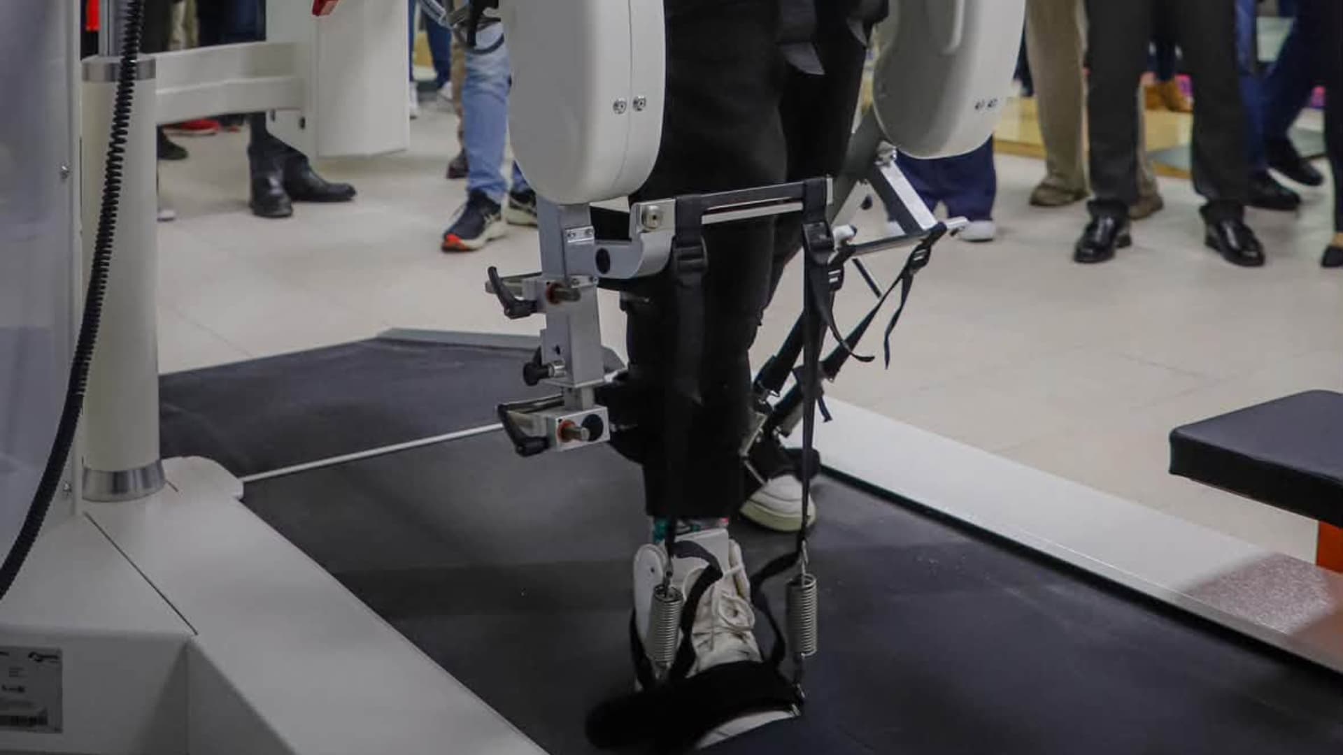 Paciente durante una terapia, guiada por un robot.
