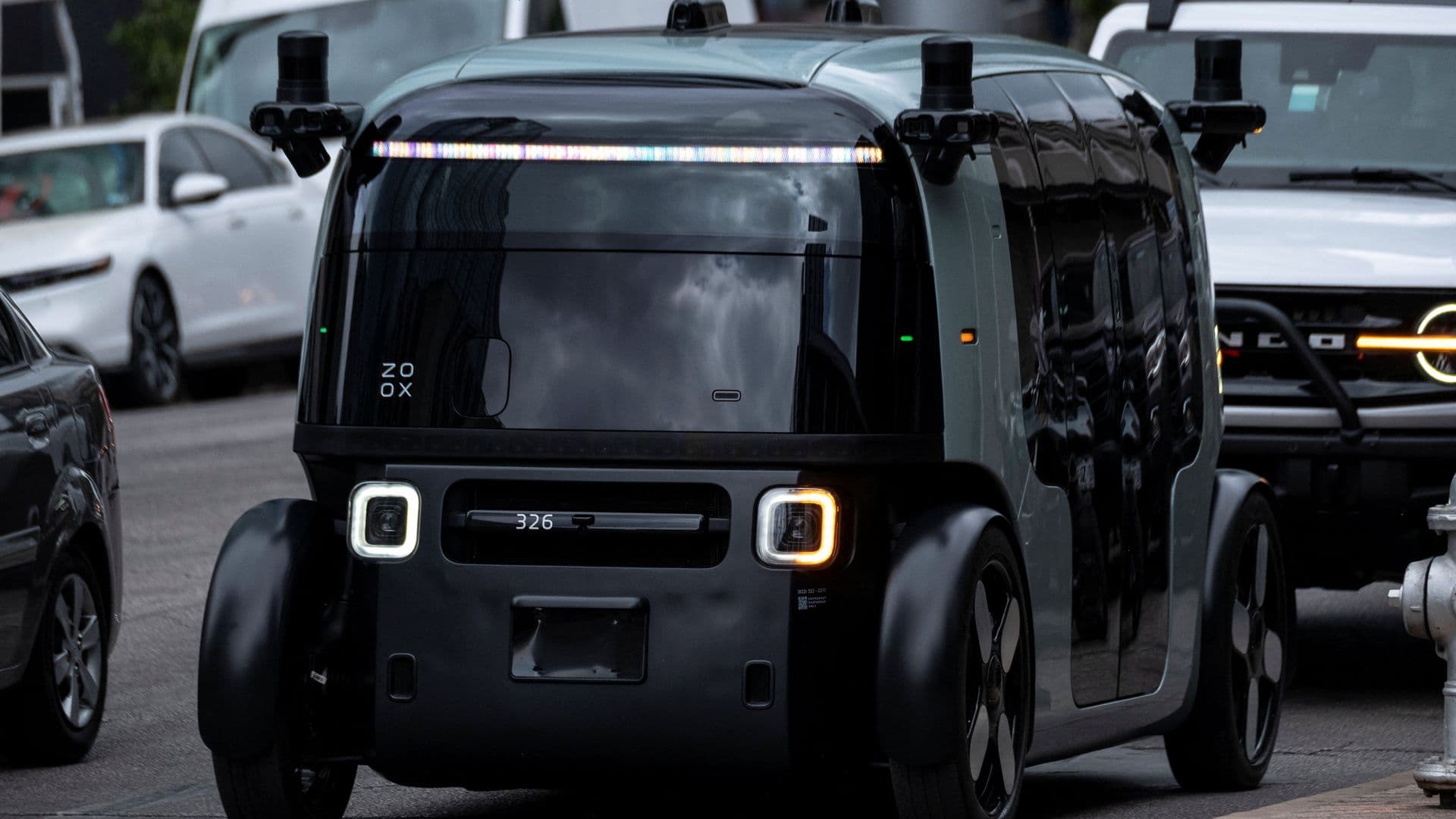 Un robotaxi de Zoox circula por las calles del centro de Austin, Texas, Estados Unidos, durante una prueba realizada el 31 de marzo de 2026.