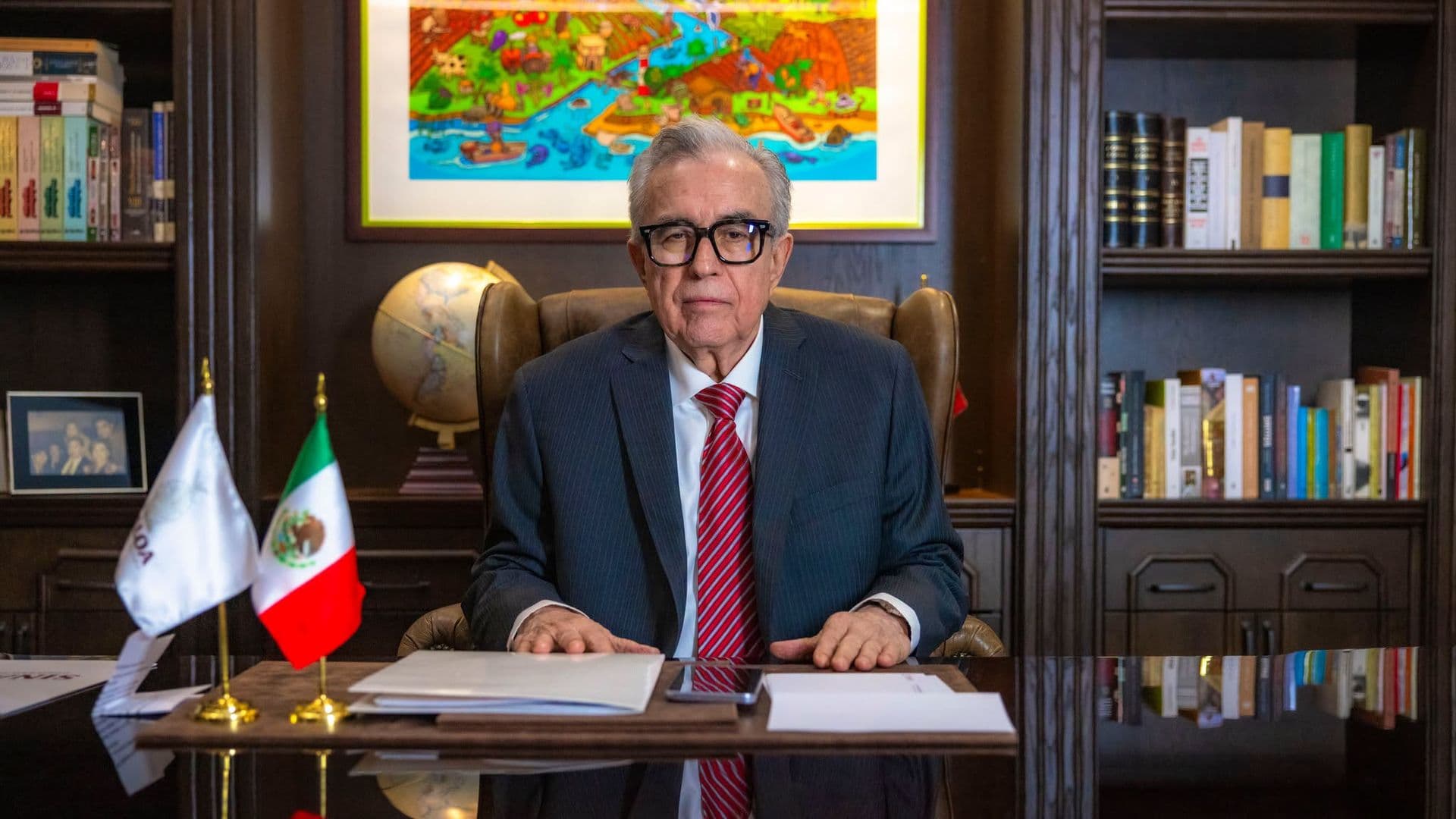 Rubén Rocha Moya sentado detrás de escritorio, vistiendo traje y corbata