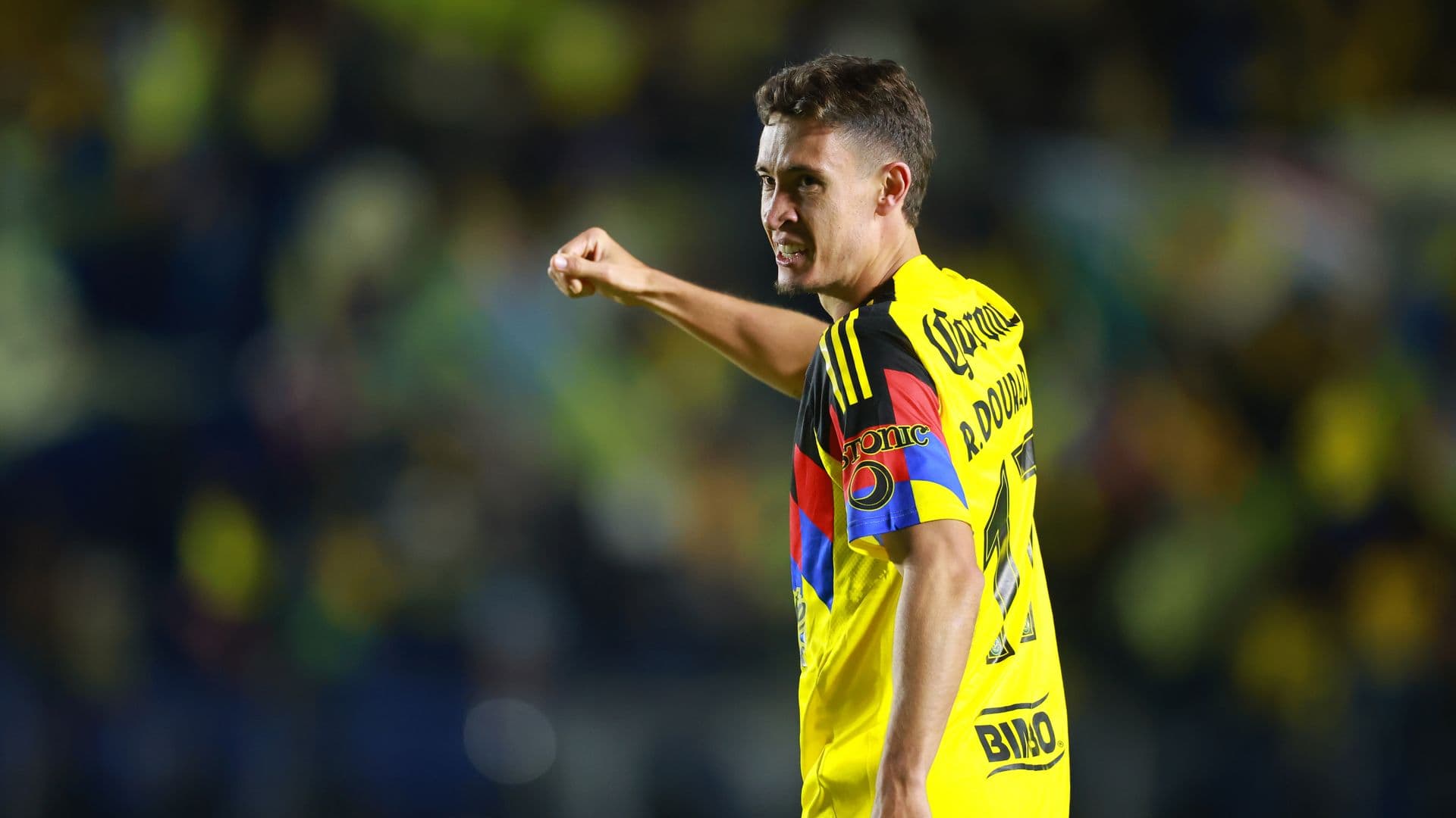 Rodrigo Dourado con el uniforme del Club América en un partido de Liga MX