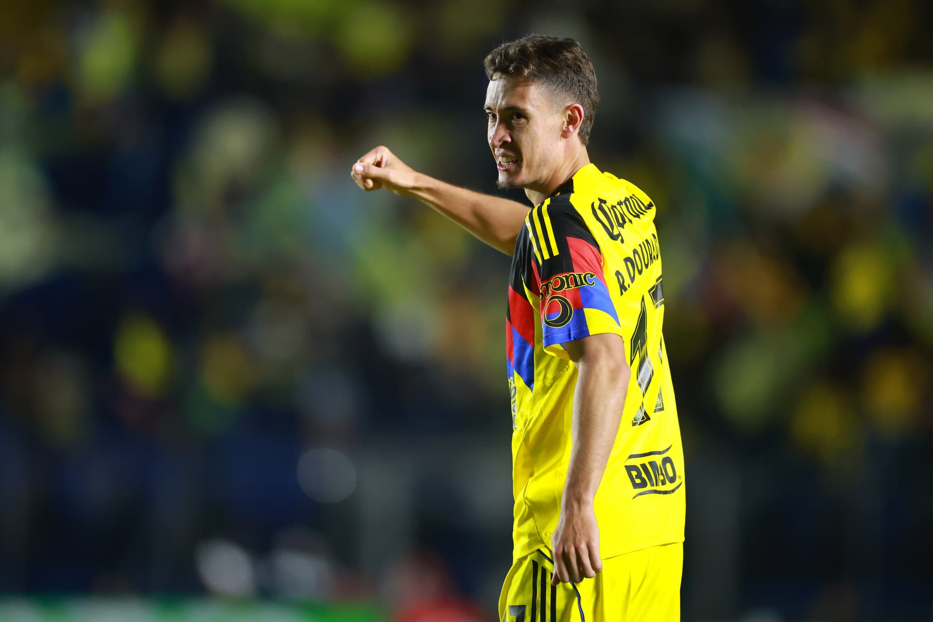 Rodrigo Dourado con el uniforme del Club América en un partido de Liga MX