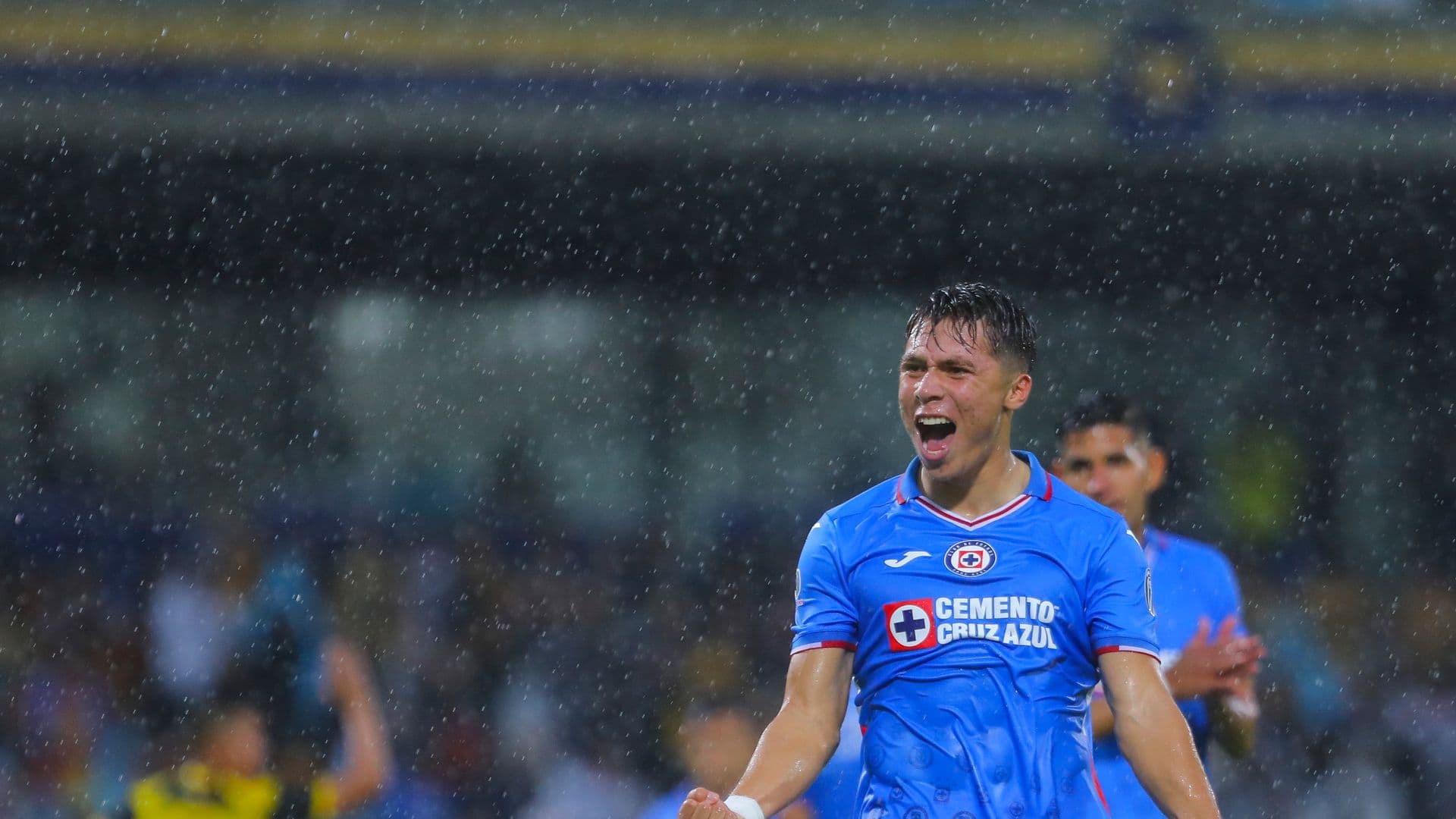 Rodrigo Huescas con el uniforme de Cruz Azul