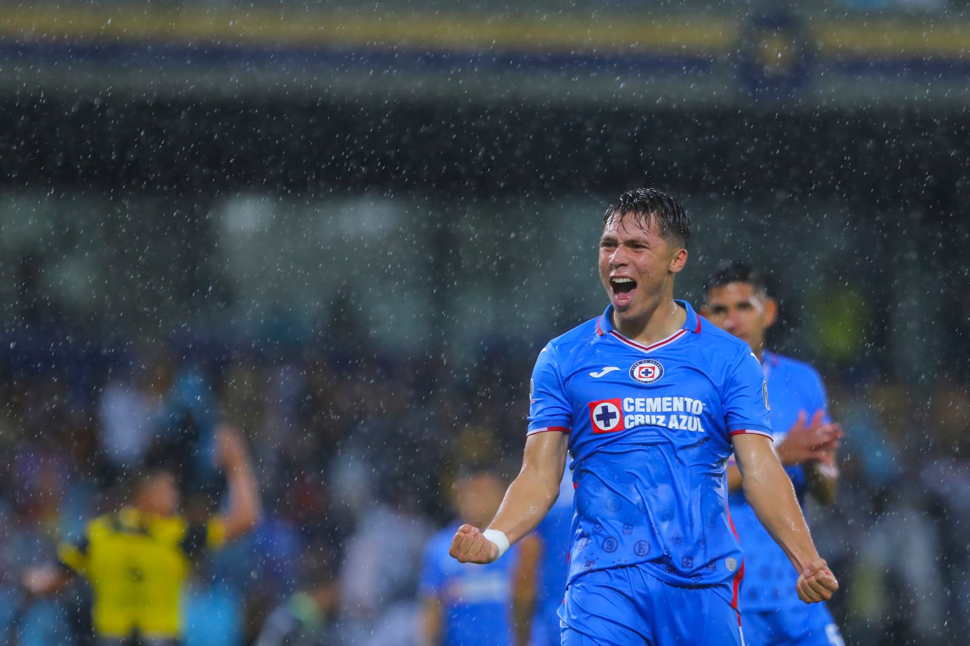Rodrigo Huescas con el uniforme de Cruz Azul