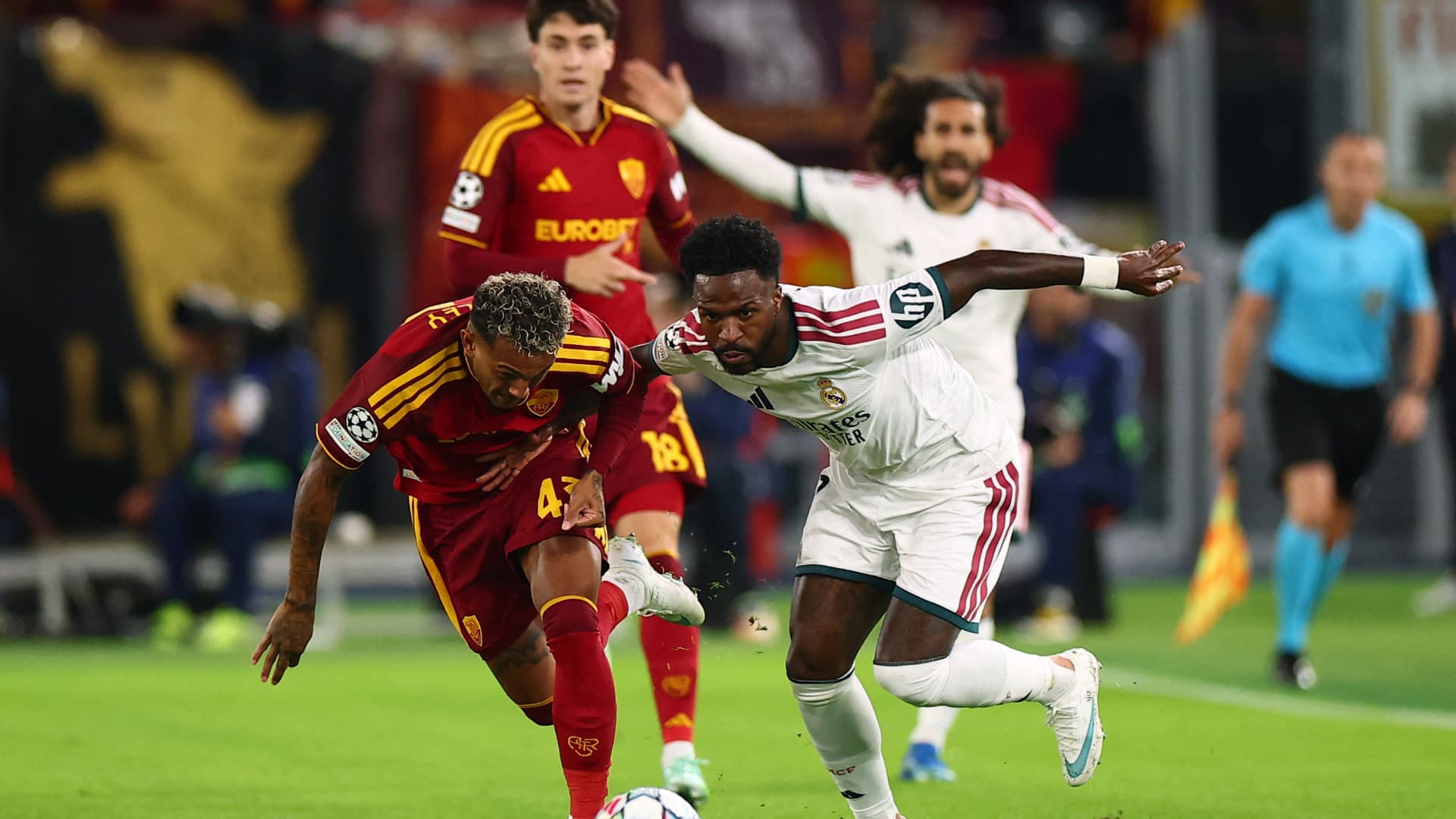 Wesley, de la Roma, y Vinicius Jr., del Real Madrid, durante un partido de la Champions League
