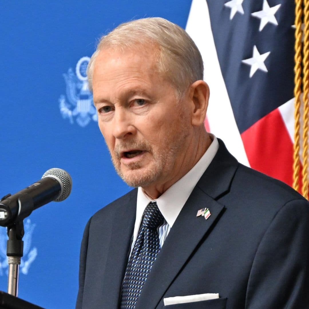 El Embajador Ronald Johnson