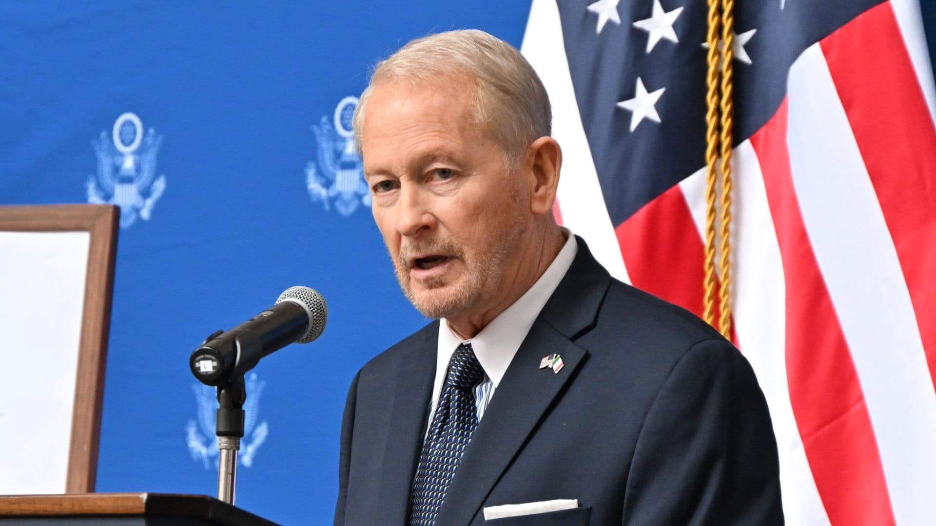 El Embajador Ronald Johnson
