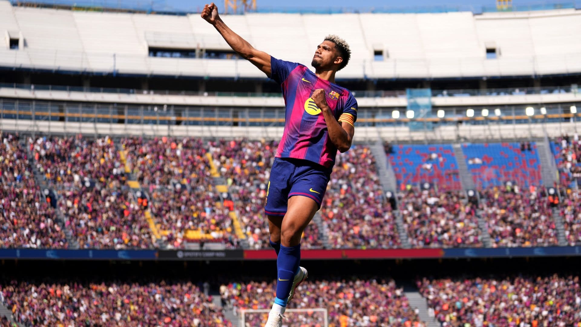 Ronald Araujo llegó muy joven al Barcelona y se va luego de levantar trofeos importantes