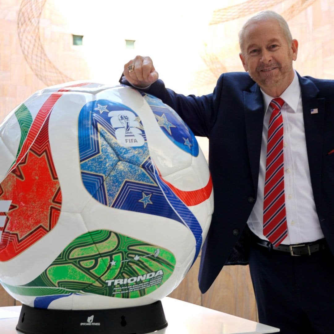 Embajador Ronald Johnson posa junto a una réplica del balón del Mundial