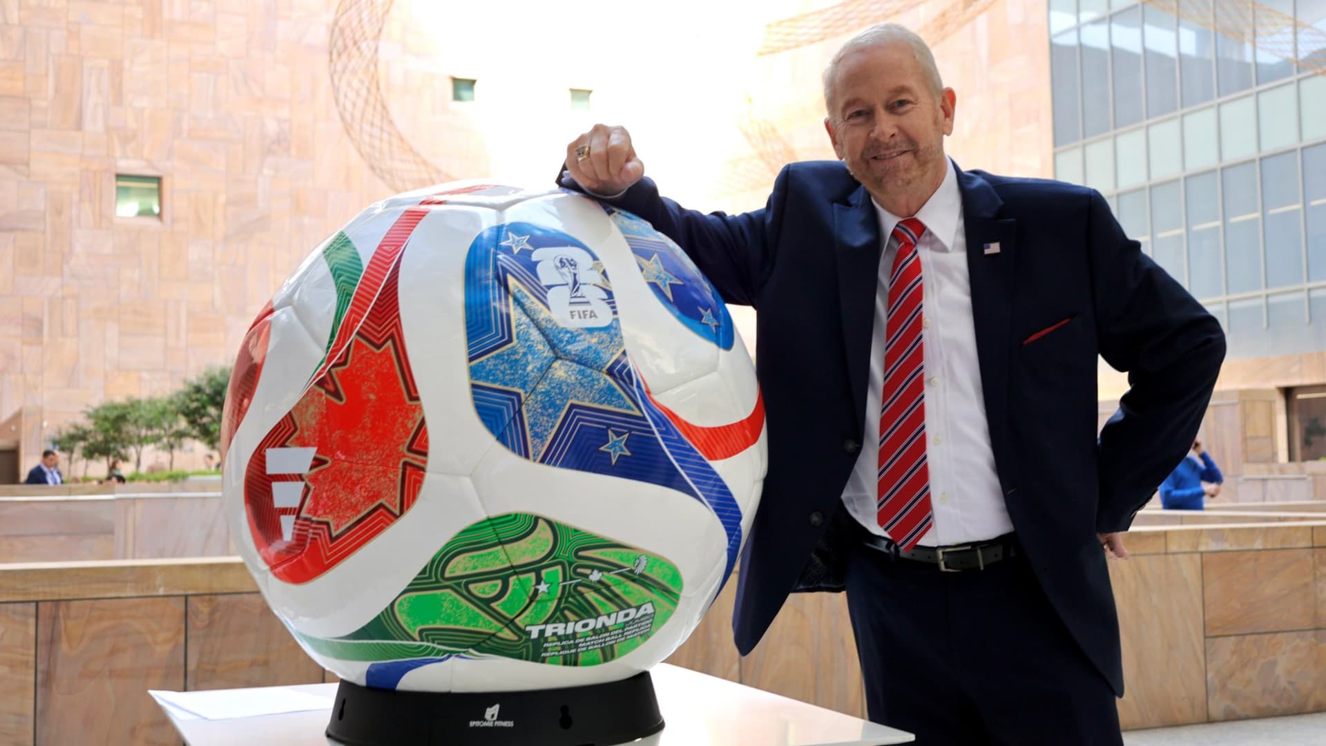 Embajador Ronald Johnson posa junto a una réplica del balón del Mundial